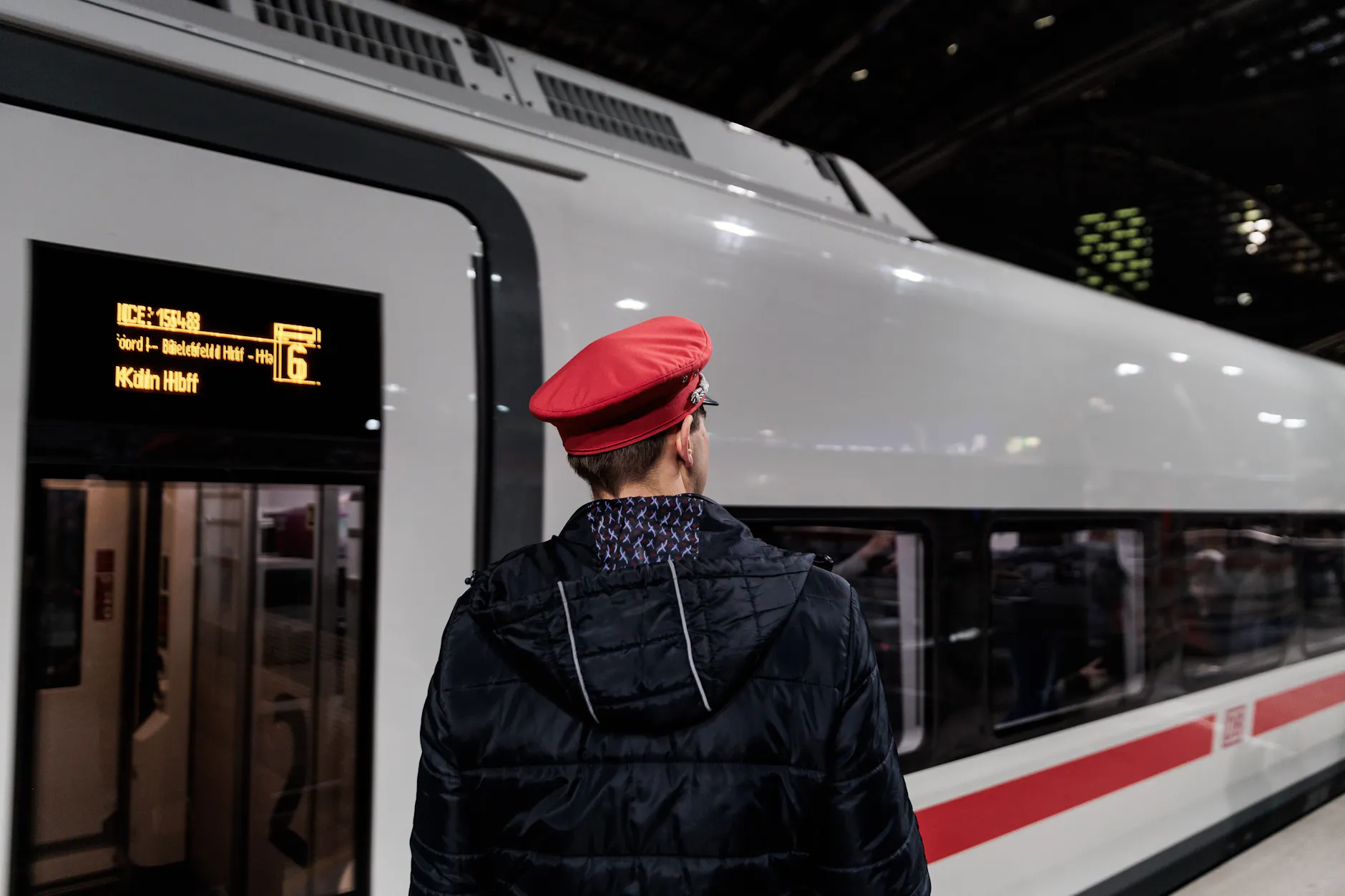 Die Zahl der Fahrgäste ohne gültiges Ticket in Fernverkehrszügen ist in den vergangenen Jahren gestiegen.