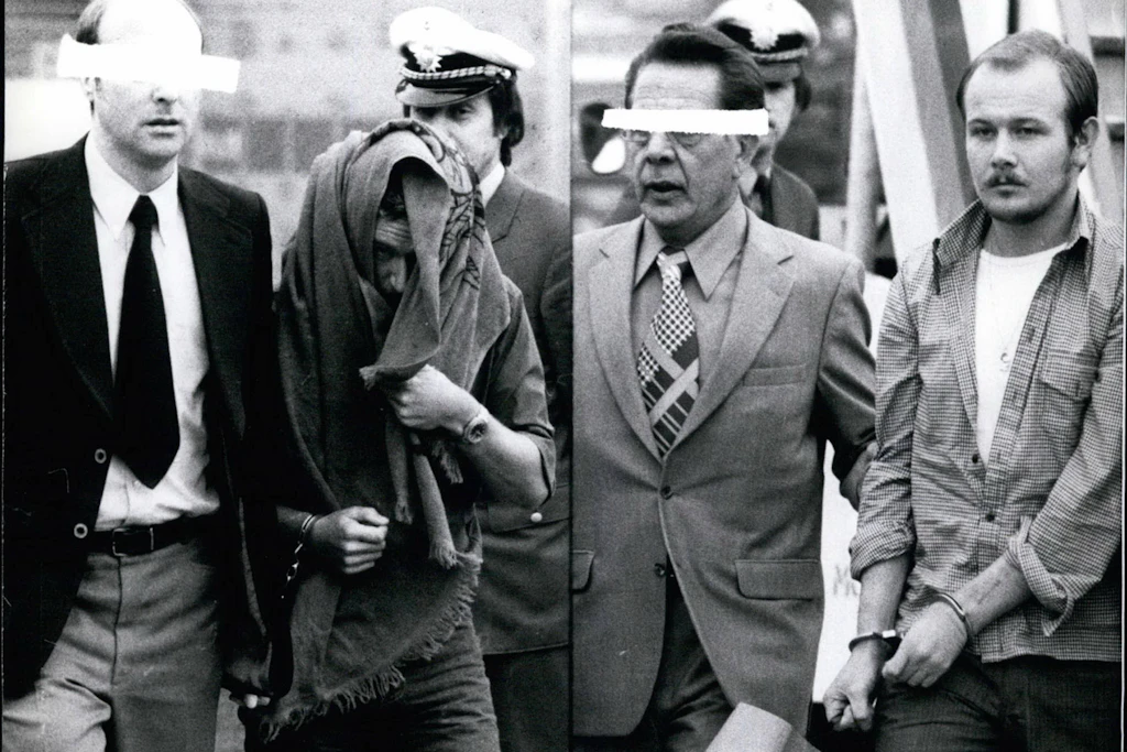 Ludwig Lugmeier (r.) wird 1974 in Frankfurt abgeführt.