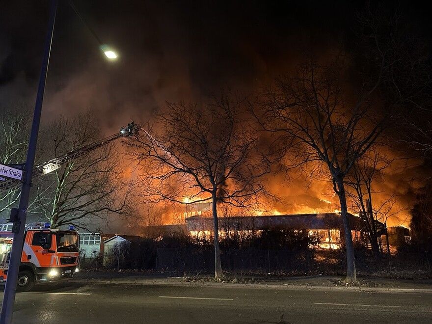 Brand in Reinickendorf: Ehemalige Kita in Flammen, Feuerwehr im Großeinsatz