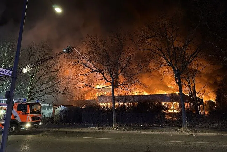 Eine ehemalige Kita steht im Märkischen Viertel in Flammen.