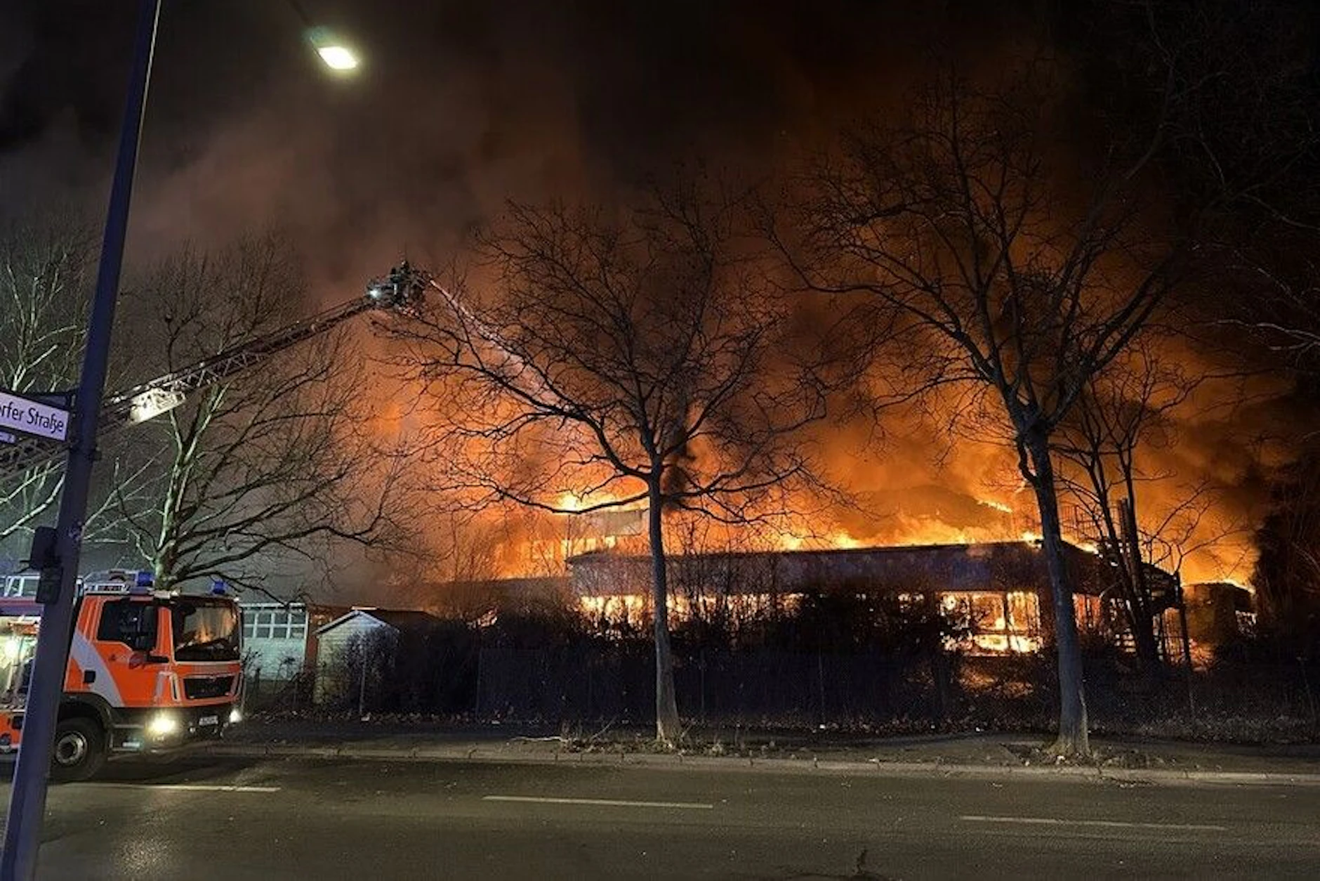 Eine ehemalige Kita steht im Märkischen Viertel in Flammen.