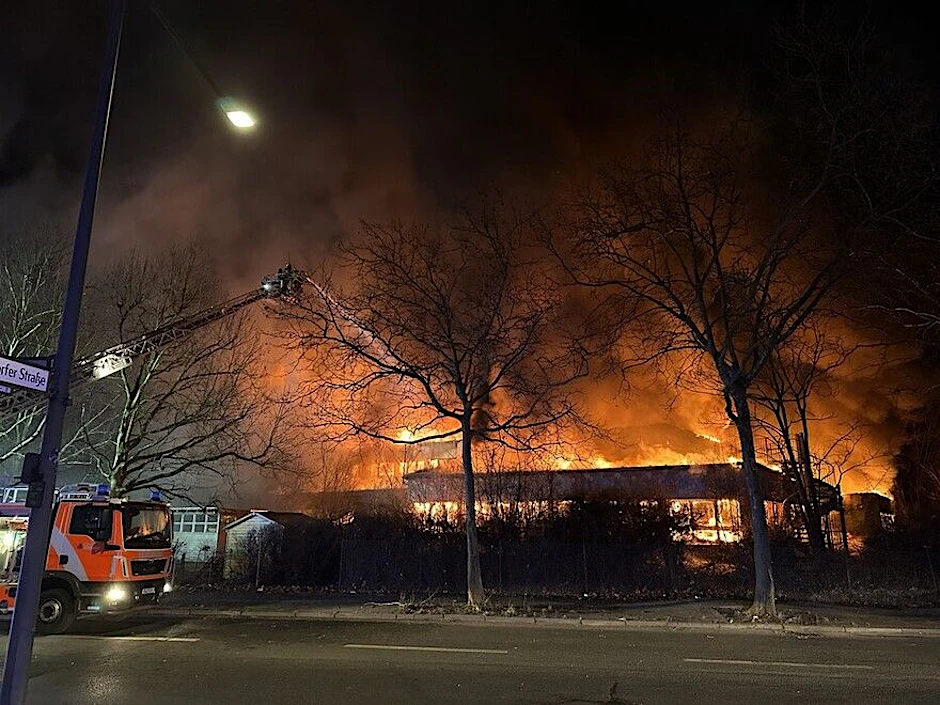 Eine ehemalige Kita steht im Märkischen Viertel in Flammen.