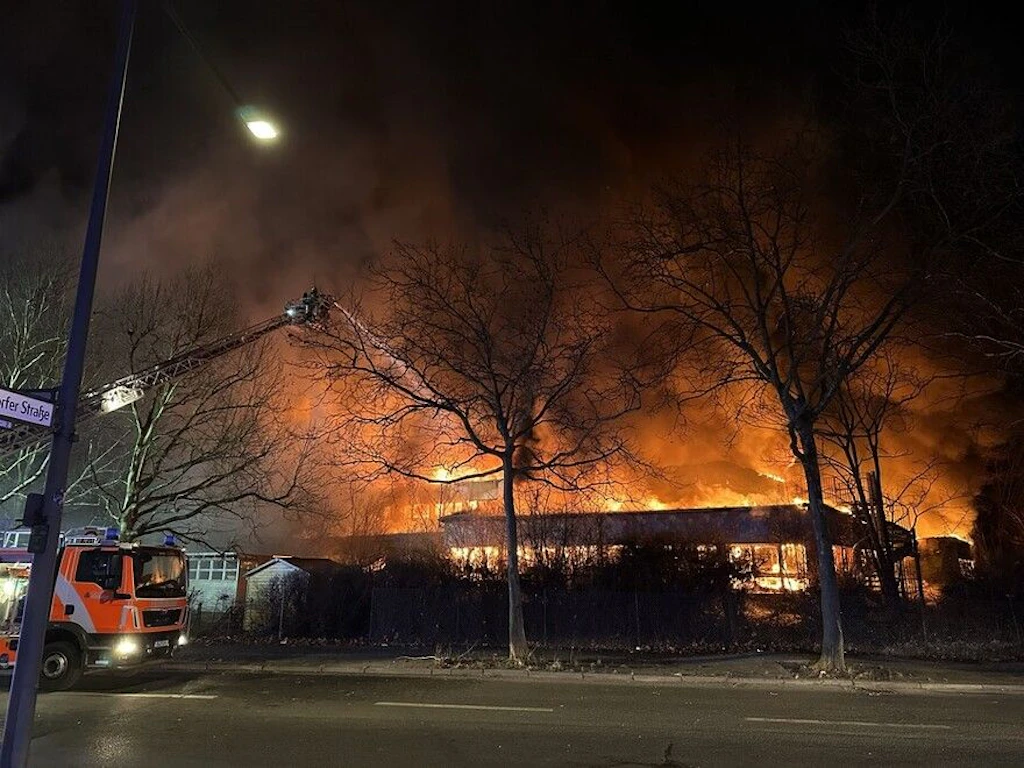 Eine ehemalige Kita steht im Märkischen Viertel in Flammen.