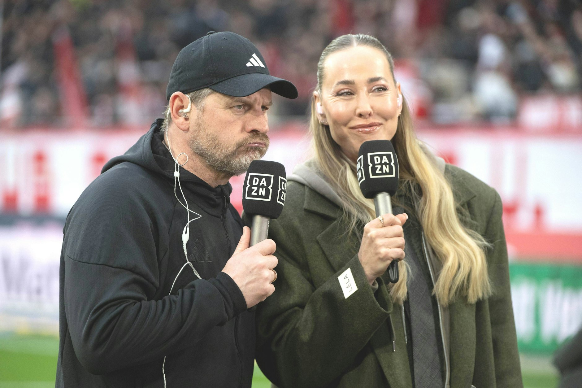 Union-Trainer Steffen Baumgart wurde vor dem Spiel beim SC Freiburg von Dazn-Moderatorin Sylvia Walker interviewt – und vom TV-Sender abgewürgt.