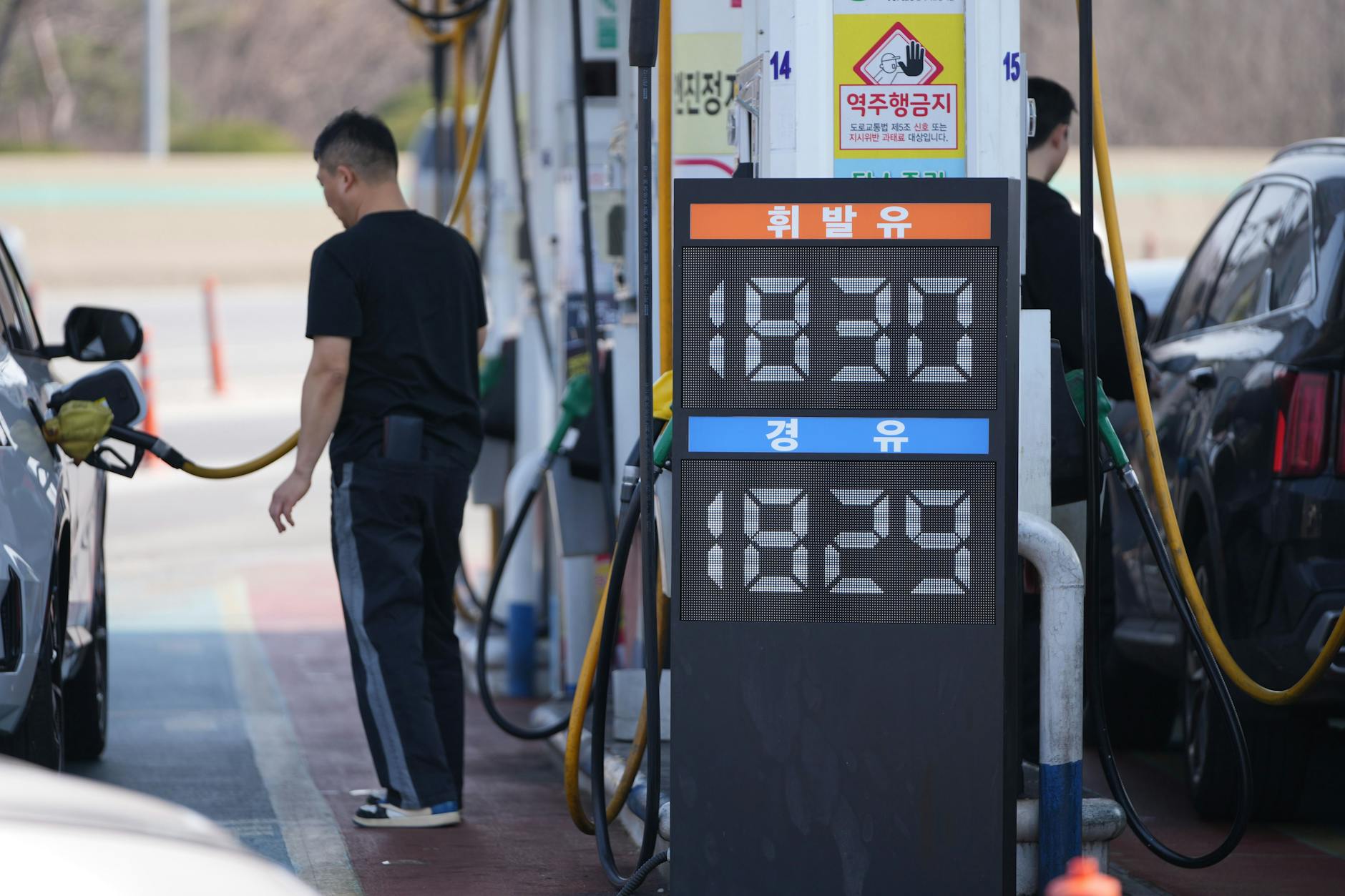 Ein Mann tankt am 10. März an einer Tankstelle in Seoul.