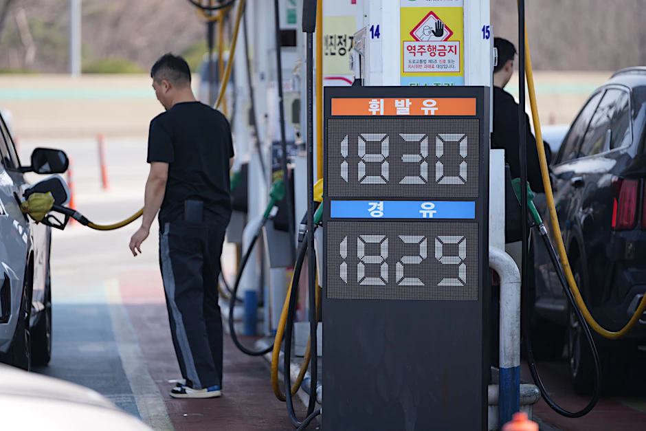 Ein Mann tankt am 10. März an einer Tankstelle in Seoul.