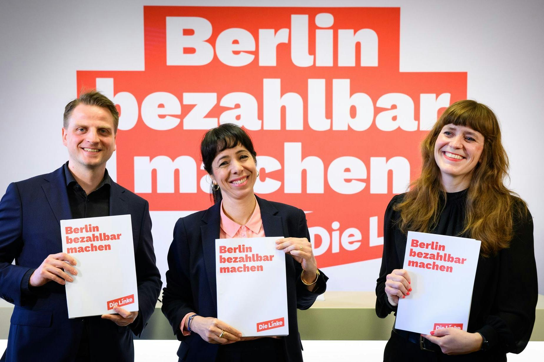 Elif Eralp (M.) stellt mit Maximilian Schirmer (l.) und Kerstin Wolter (r.) den Wahlprogrammentwurf der Berliner Linken vor.