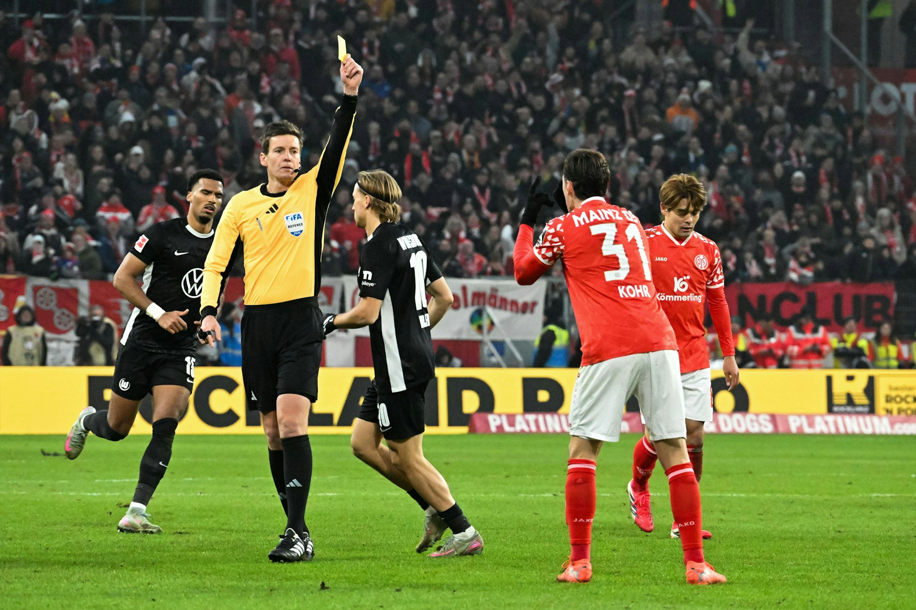 Gelbe Karte für Dominik Kohr: Einer der vielen Momente, mit denen der Spieler aus Mainz seinen Platz als Rekordhalter in der Bundesliga festigte.