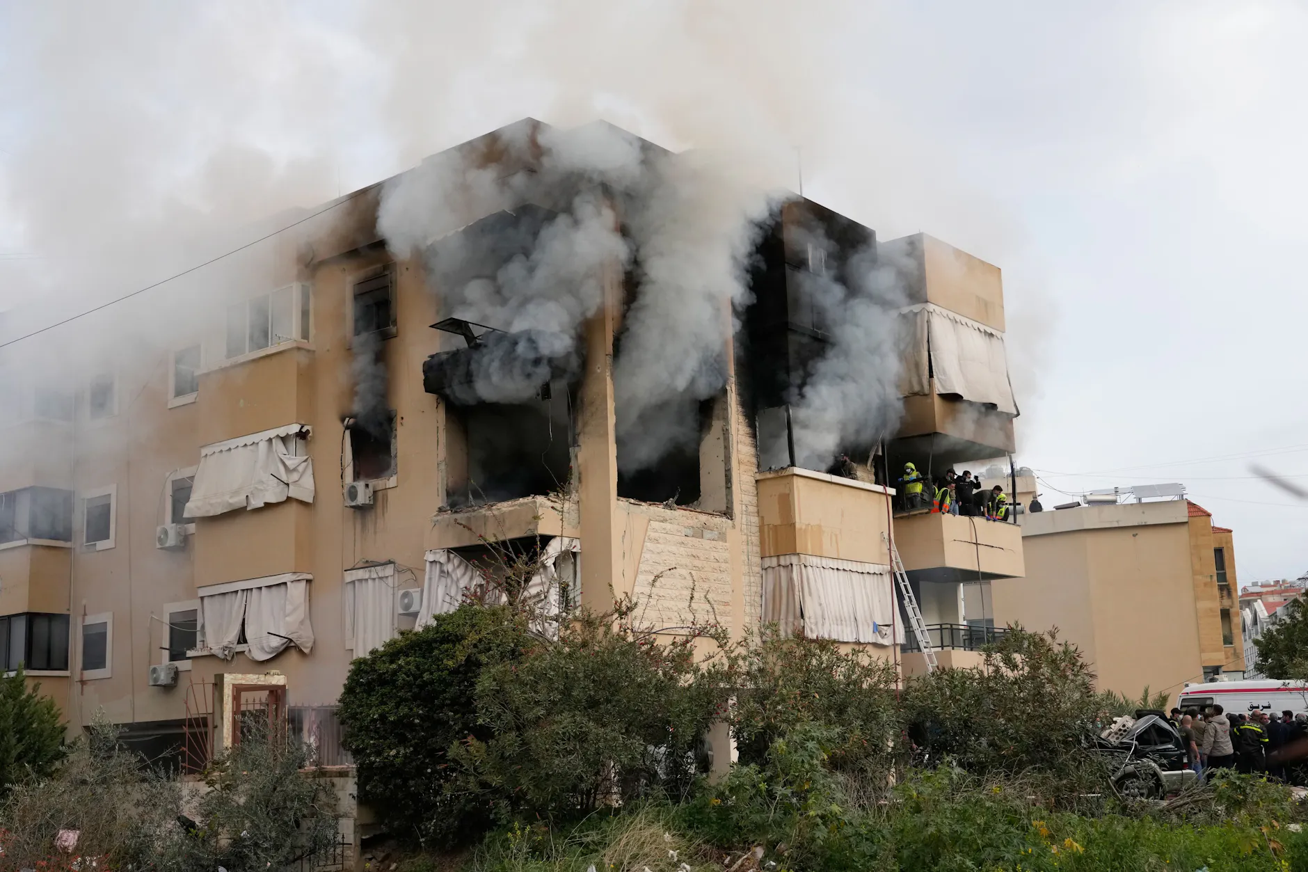 Rettungskräfte im Libanon inspizieren eine Wohnung, die bei einem israelischen Luftangriff beschädigt wurde.