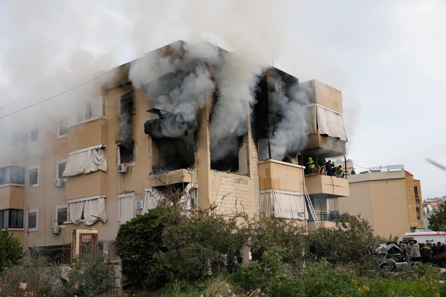 Rettungskräfte im Libanon inspizieren eine Wohnung, die bei einem israelischen Luftangriff beschädigt wurde.