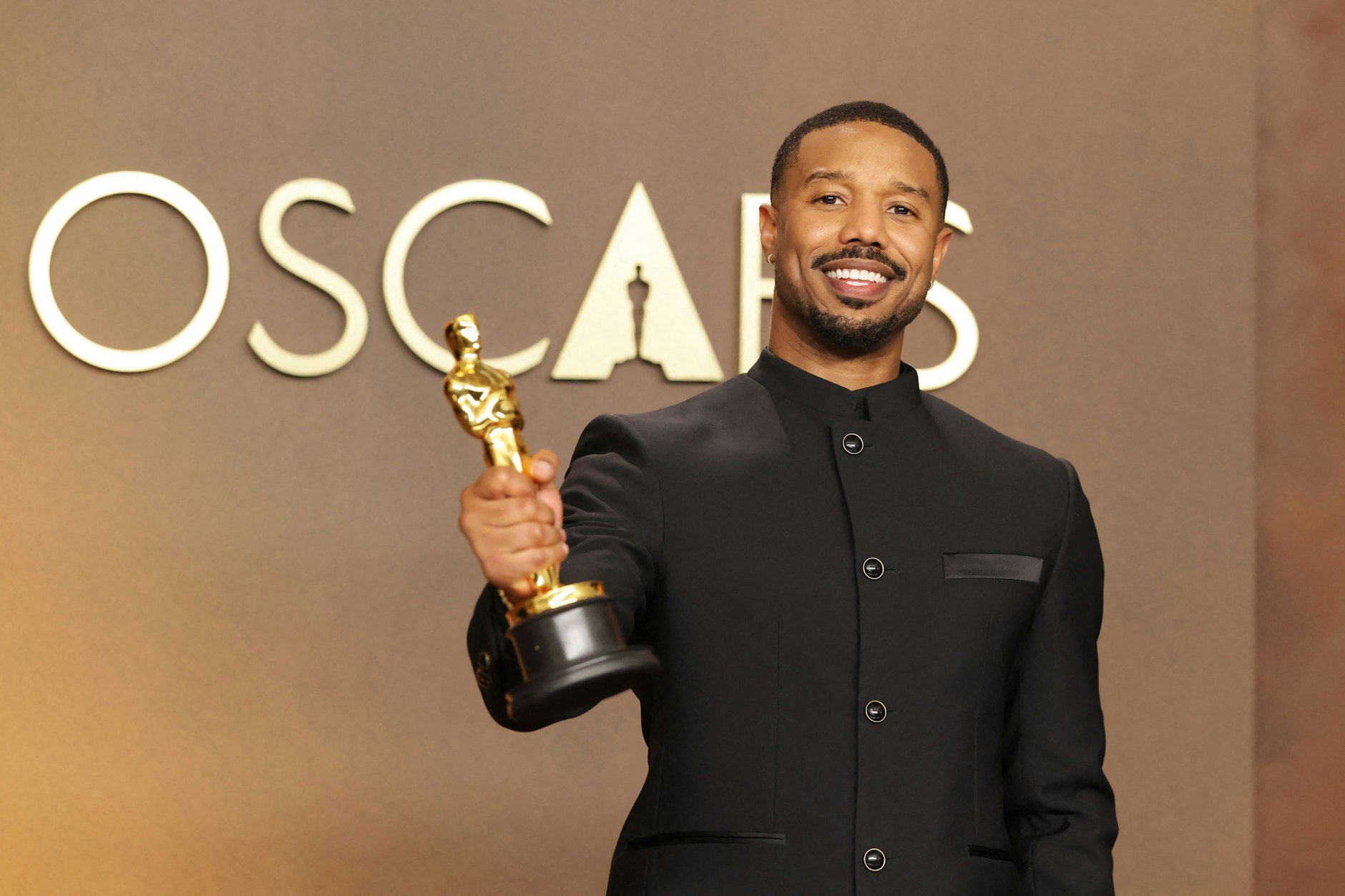 War nicht umsonst einmal „Sexiest Man Alive“: Michael B. Jordan erscheint bei den Oscars in einem coolen Blazer auf dem roten Teppich.
