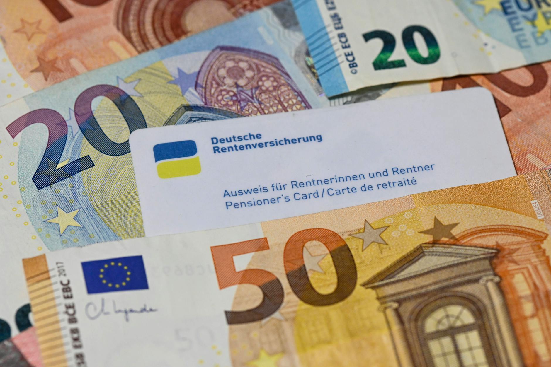 Mit dem Rentenausweis können Rentner viel Geld sparen.