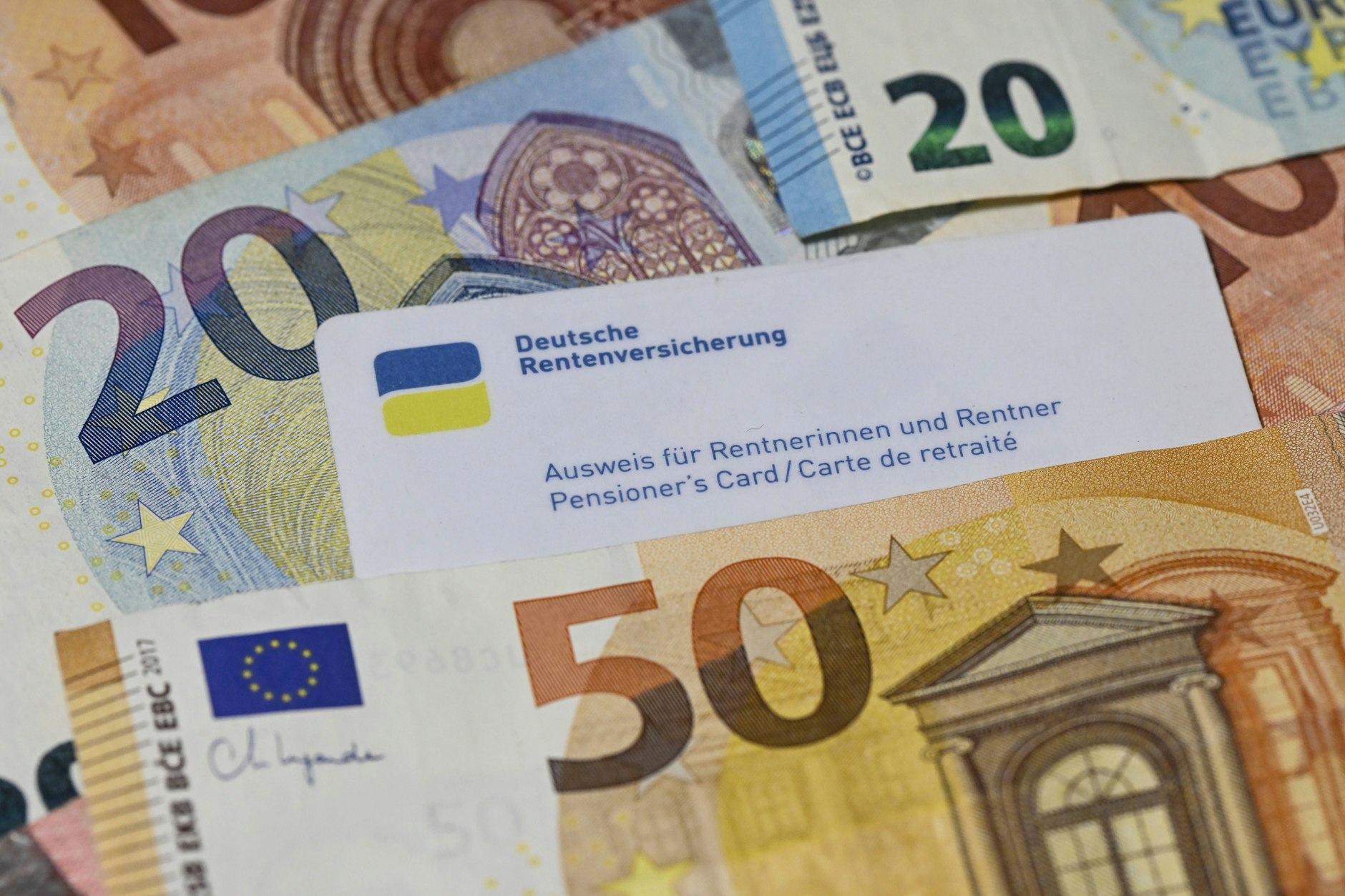 Mit dem Rentenausweis können Rentner viel Geld sparen.