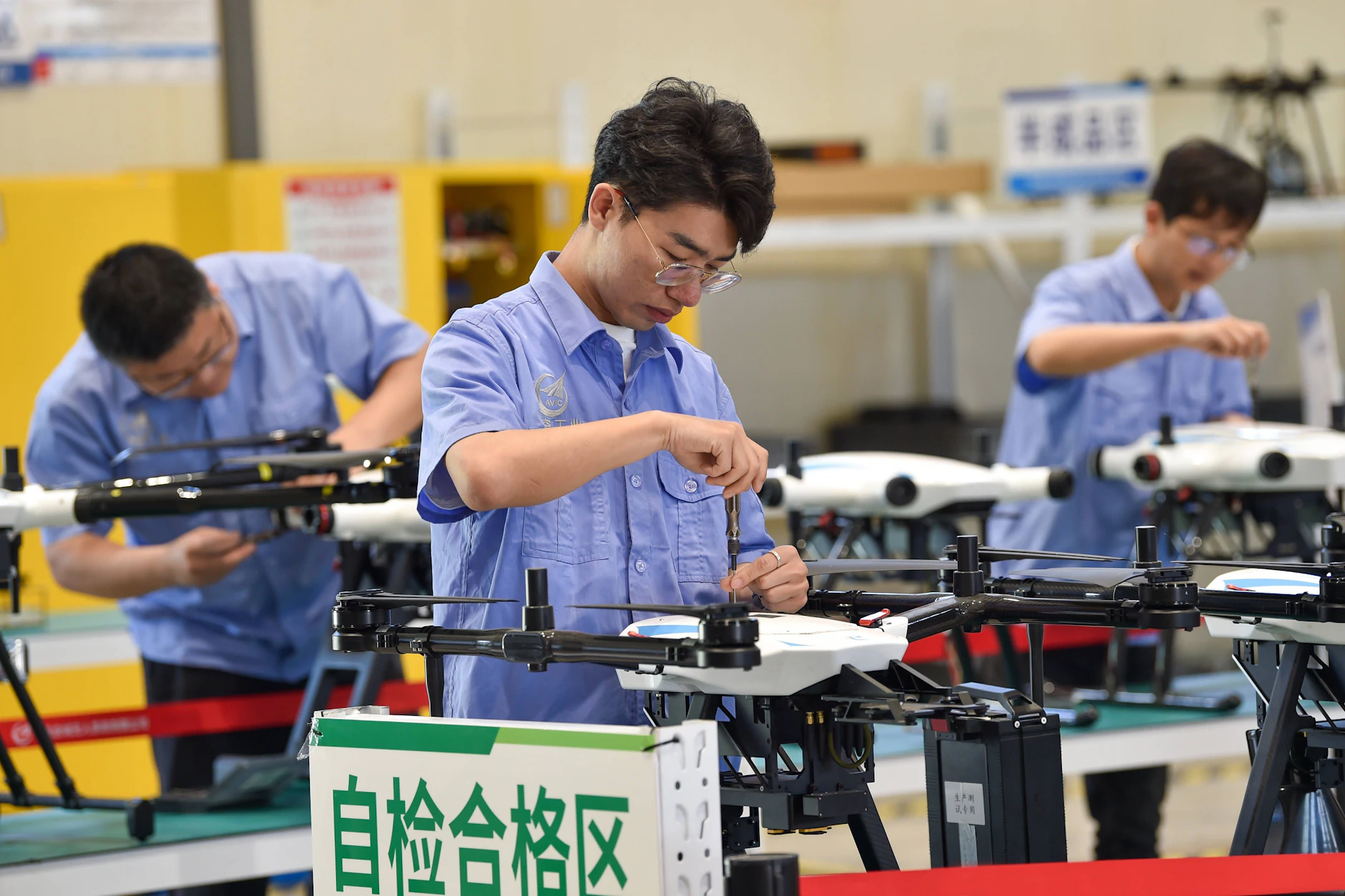 Beschäftigte in einer Drohnenfabrik: Auch Hightech-Sparten tragen zur Belebung der chinesischen Industrie bei.