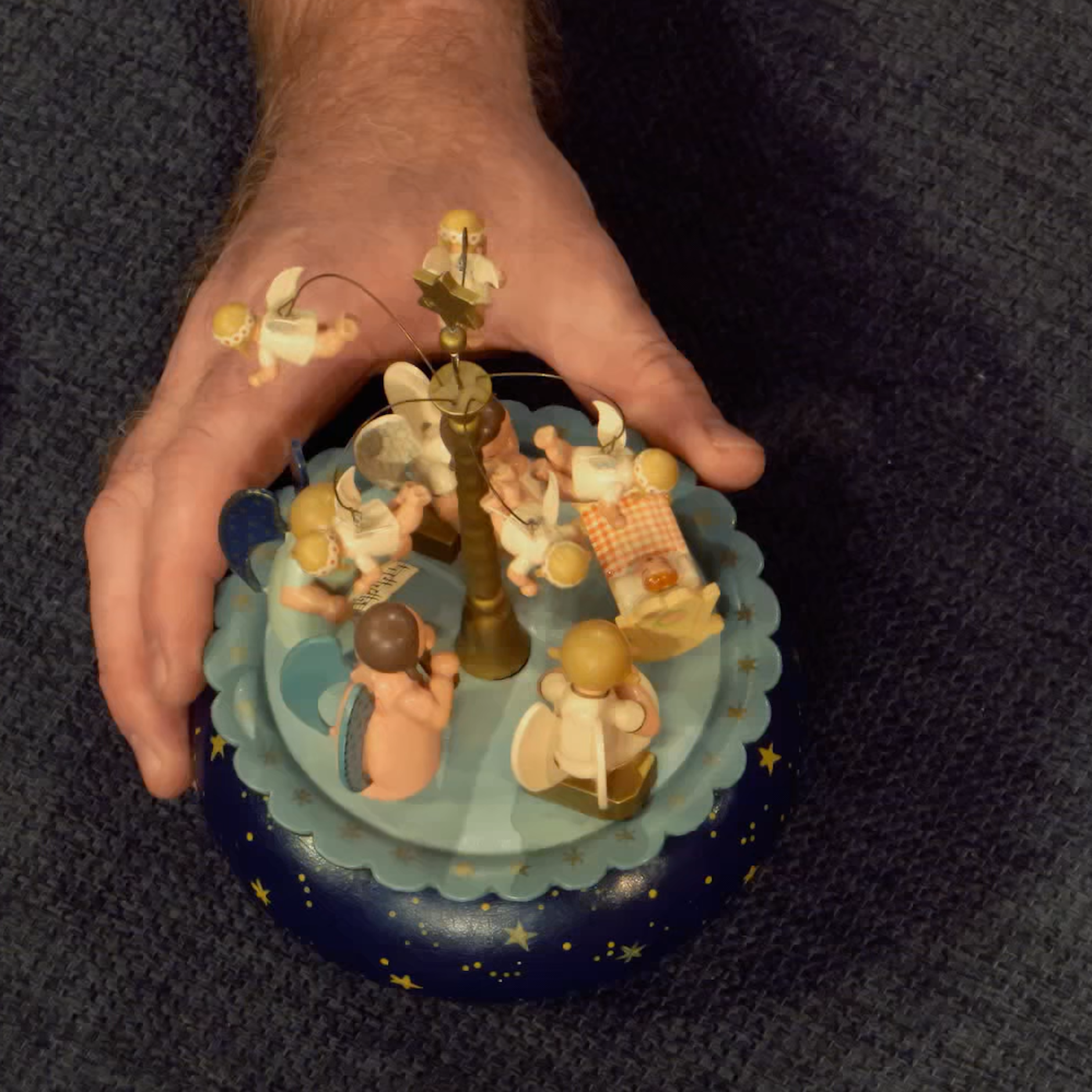 Die schicke Spieluhr aus der DDR findet einen Käufer - und kommt nach dem Auftritt bei „Bares für Rares“ hoffentlich in gute Hände.