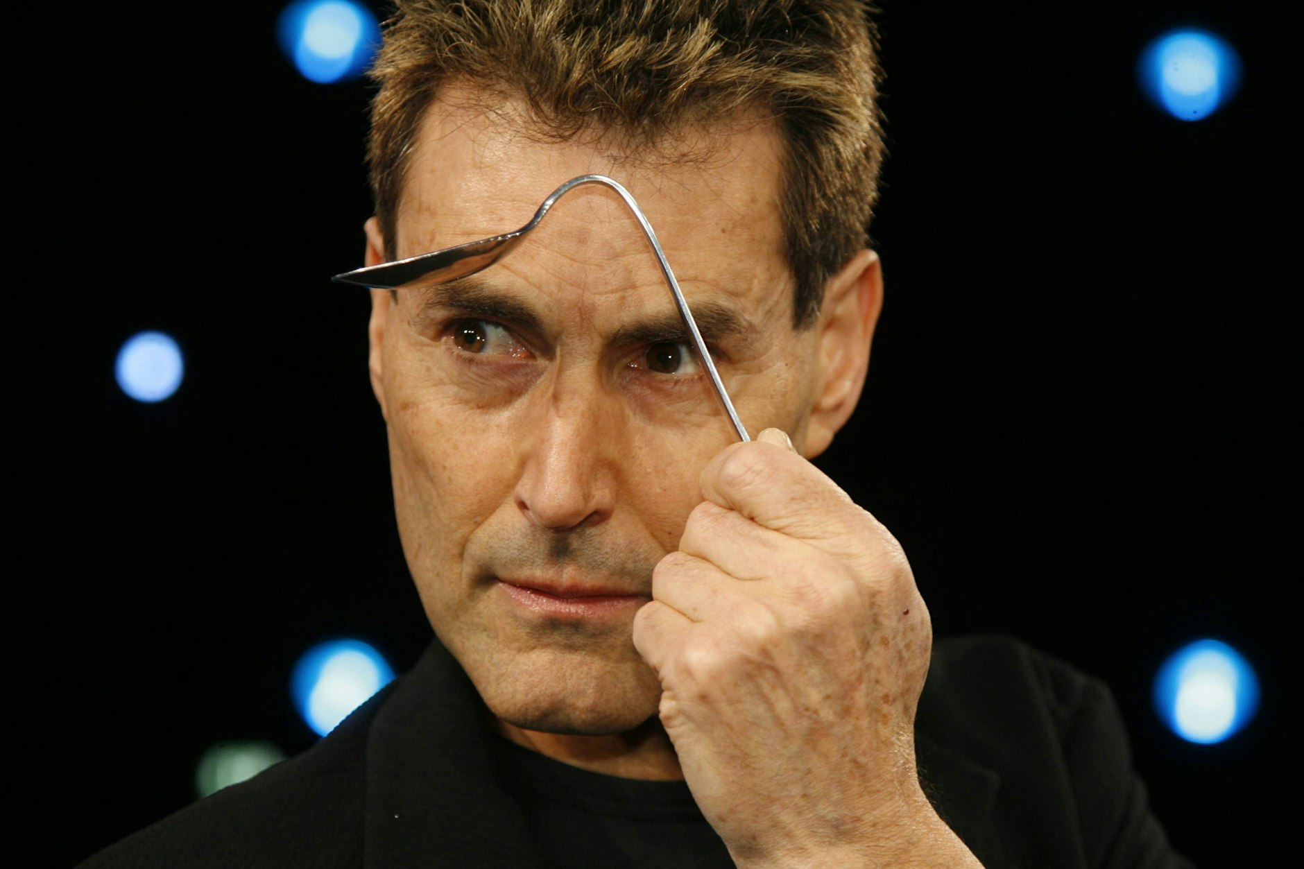 Der Mentalist Uri Geller wirde mit dem Verbiegen von Löffeln bekannt. In einer der Fragen von „Wer wird Millionär“ geht es um den bekannten Show-Star.