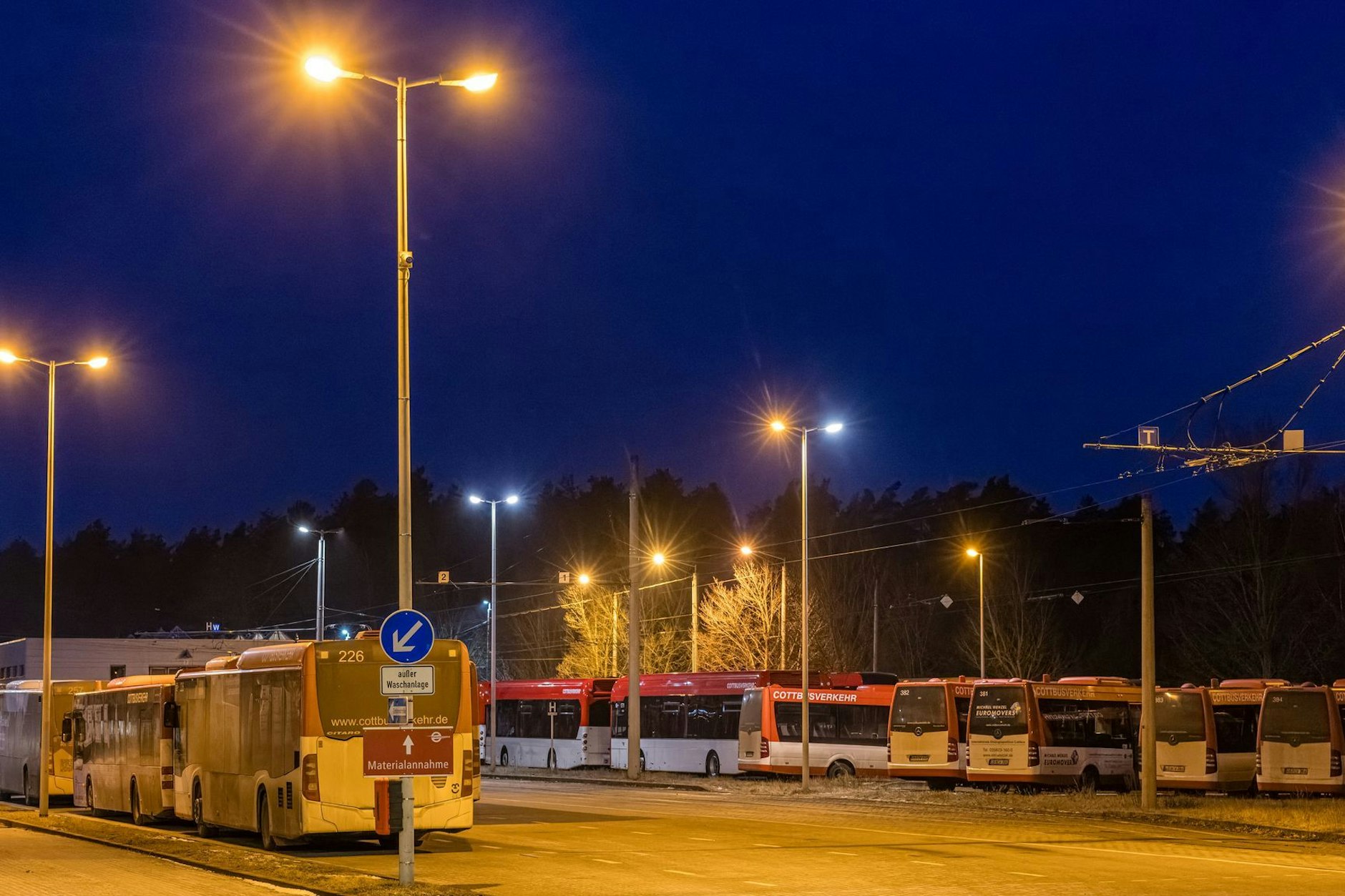 Busse stehen auf dem Hof eines regionalen Verkehrsunternehmens in Cottbus. In Brandenburg wird am Donnerstag im öffentlichen Nahverkehr gestreikt.