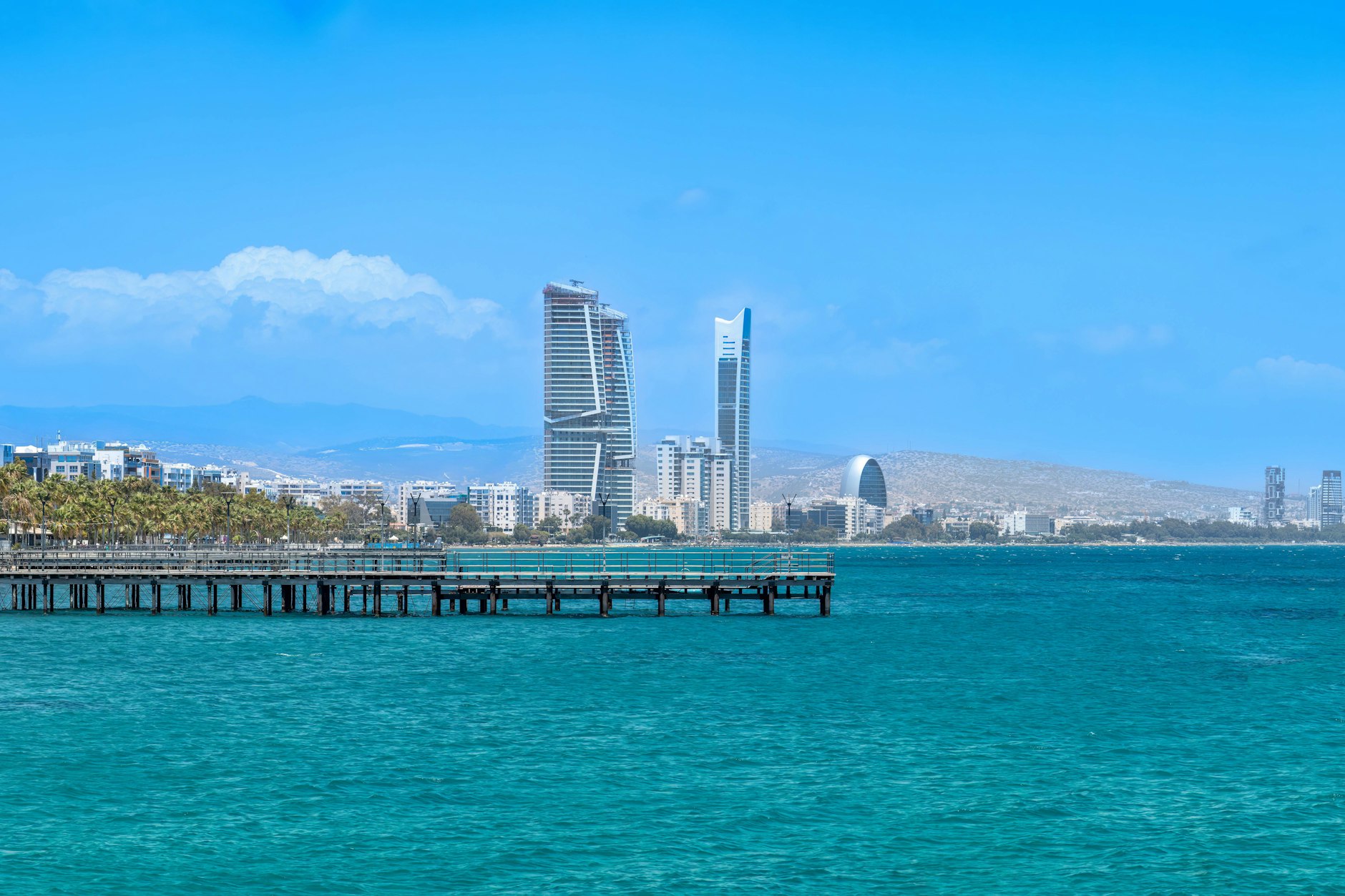 Blick vom Wasser auf die Skyline von Limassol. Die Stadt gilt als südlichste der Europäischen Union.