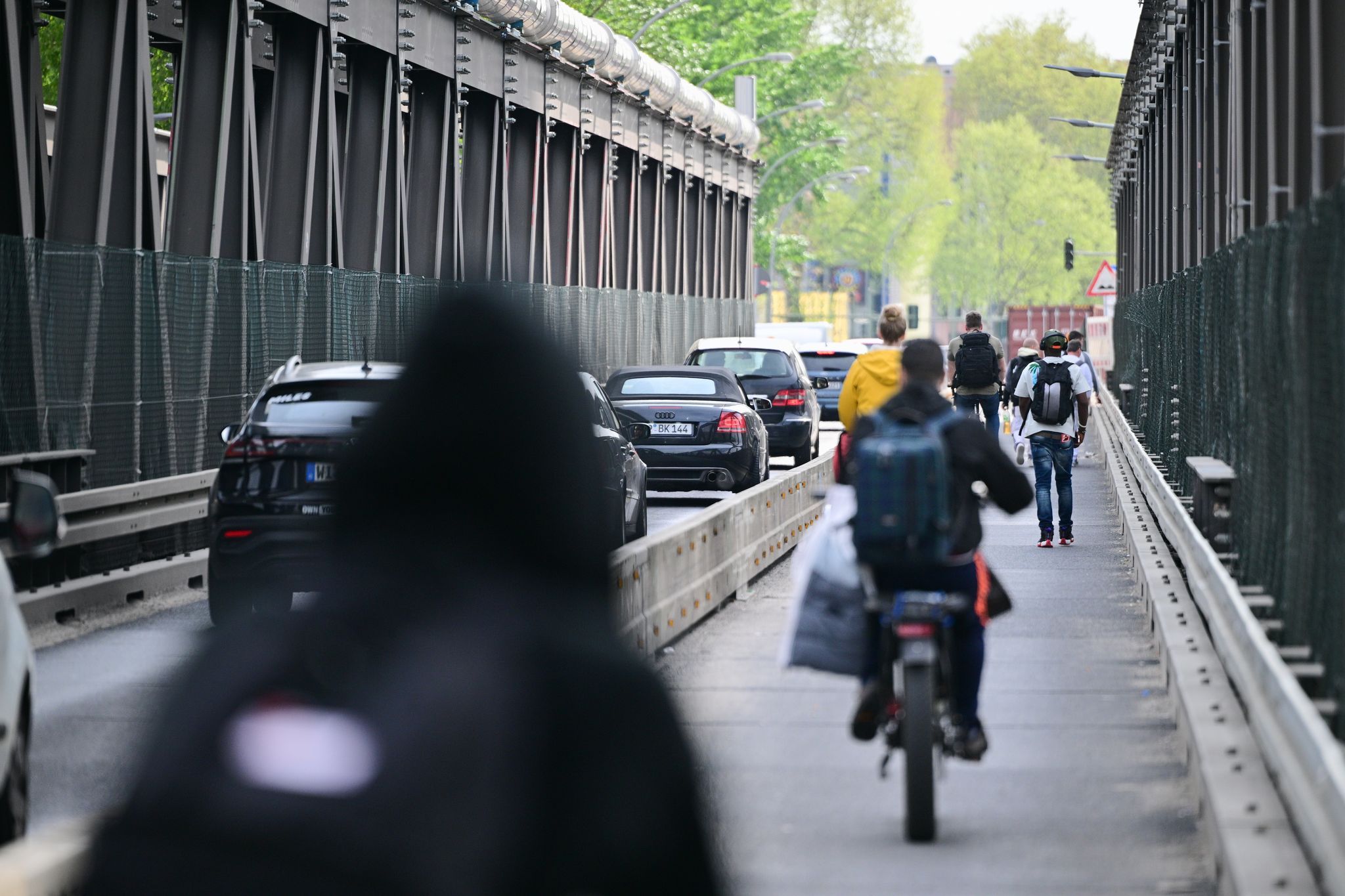 Image - Mehr Fahrstreifen, trotzdem Stau: Der erste Test der neuen Elsenbrücke in Berlin