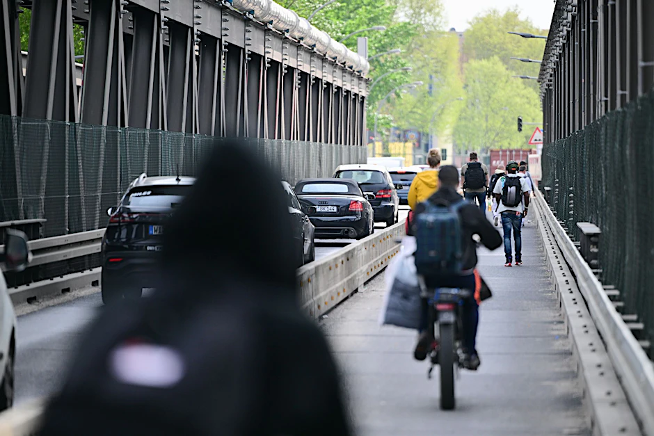 Bis Freitagabend stand Auto- und Fahrradfahrern stadteinwärts nur einer der beiden Überbauten der Behelfsbrücke zur Verfügung.