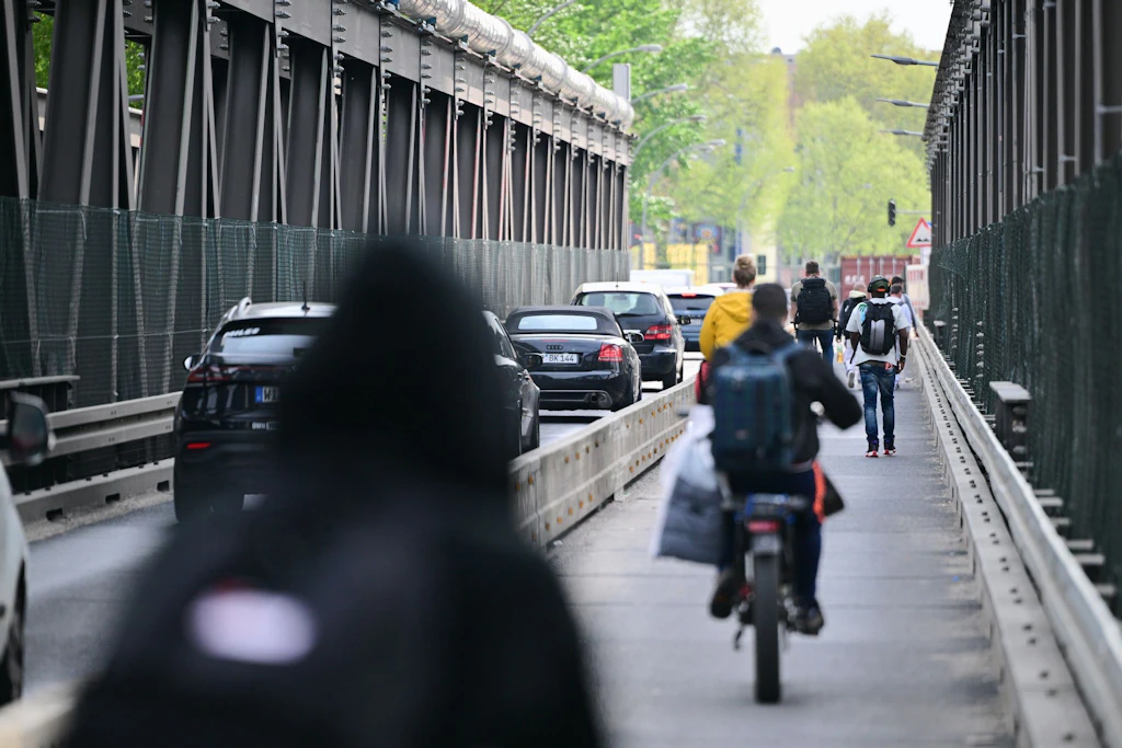 Mehr Fahrstreifen, trotzdem Stau: Der erste Test der neuen Elsenbrücke in Berlin