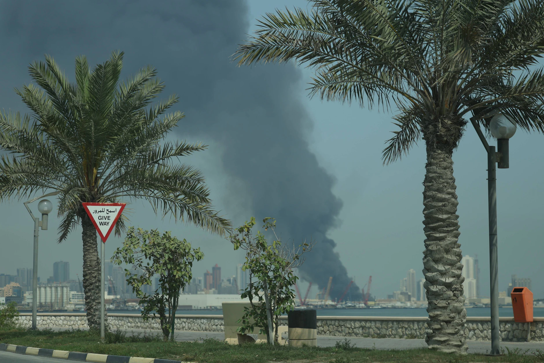 Am 28. Februar steigt nach einem iranischen Raketenangriff über dem Hauptquartier der 5. Flotte der USA in Bahrain Rauch auf.