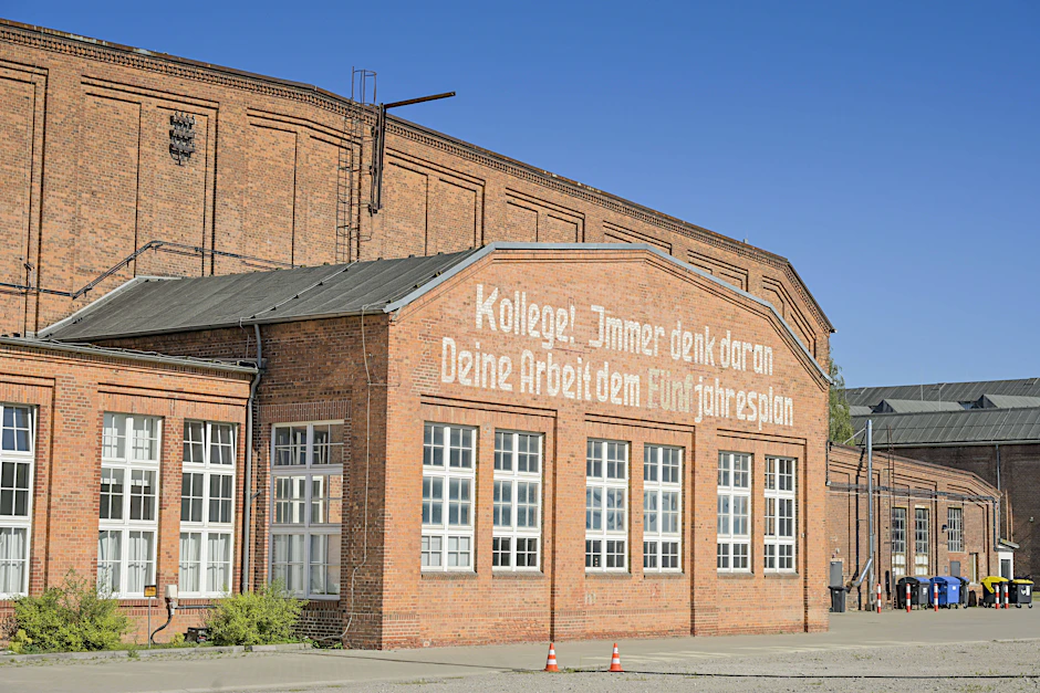 Filmhalle beim Studio Babelsberg mit historischer Aufschrift: Hier könnte es einen Aufschwung geben.
