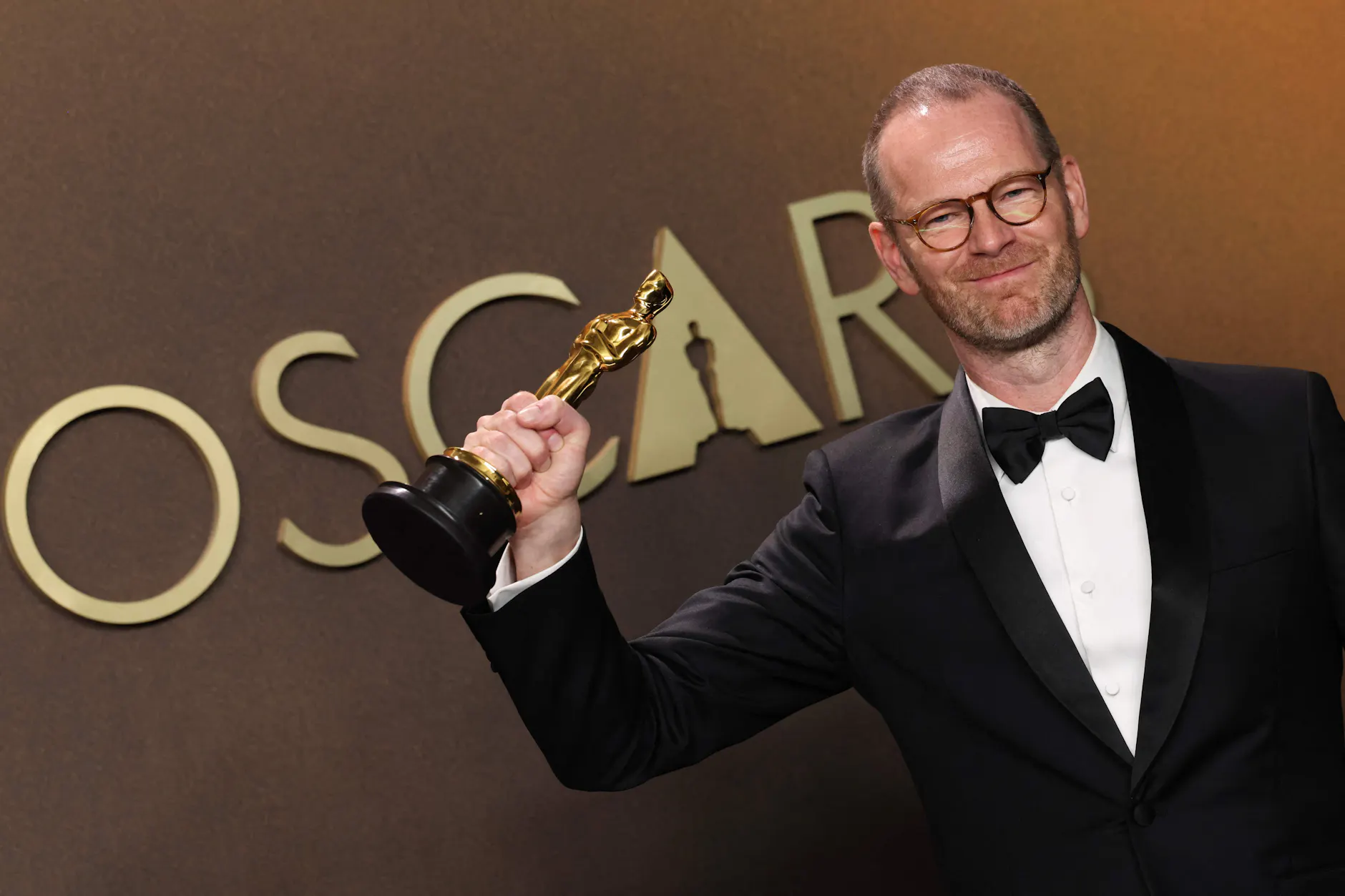 Der dänisch-norwegische Filmregisseur und Drehbuchautor Joachim Trier posiert im Presseraum mit dem Oscar für den besten internationalen Spielfilm für „Sentimental Value“.