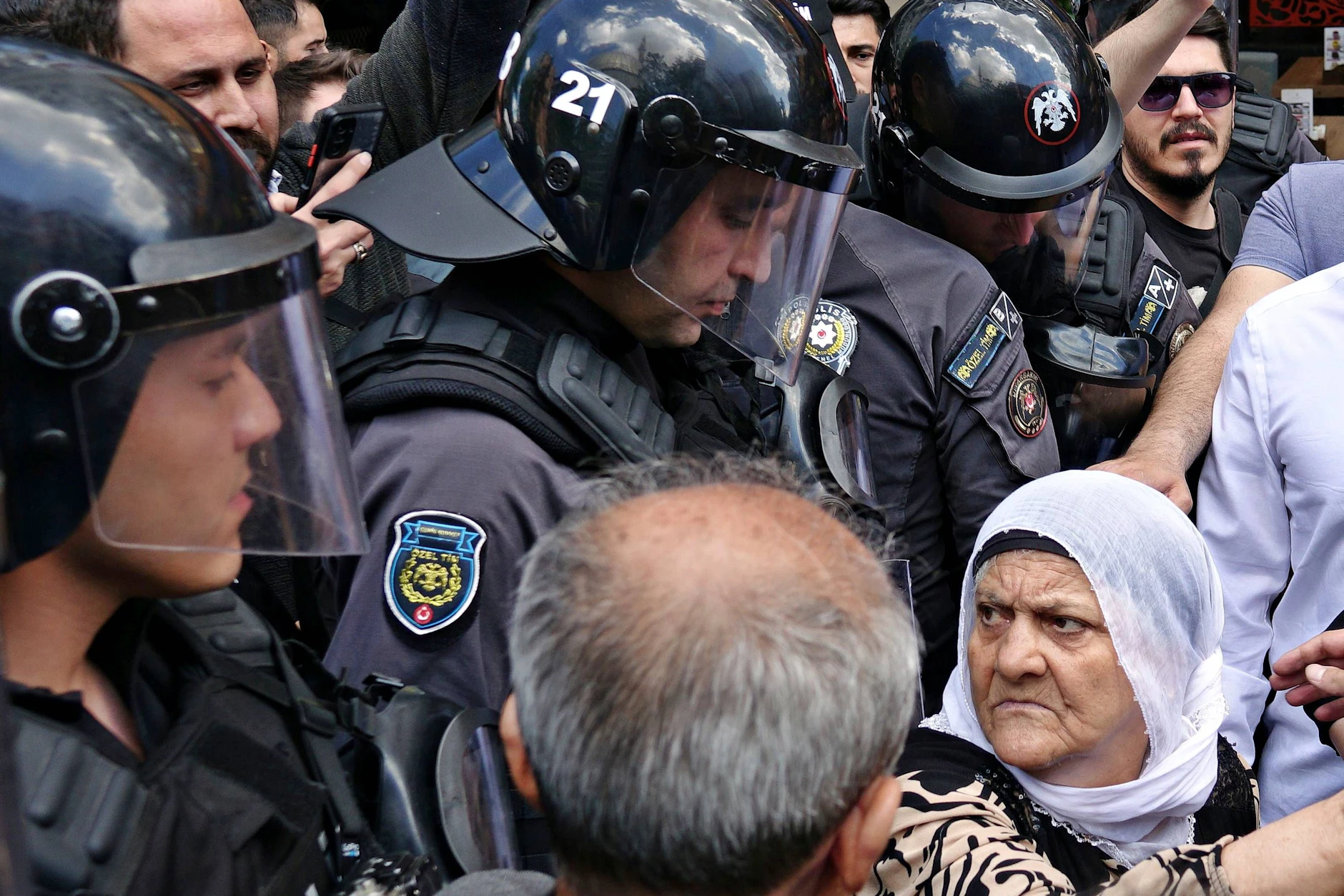 In Diyarbakir kommt es am 25. April 2023 zur Konfrontation zwischen demonstrierenden Kurden und der Polizei.