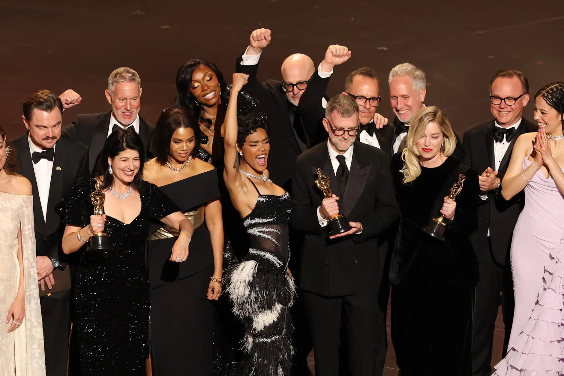 Das Filmteam feiert den Gewinn des Oscars für den besten Film „One Battle After Another“ auf der Bühne während der 98. Academy Awards im Dolby Theatre in Hollywood.