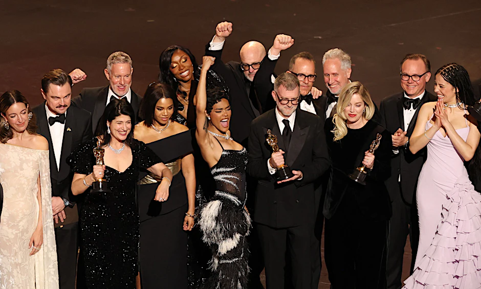 Das Filmteam feiert den Gewinn des Oscars für den besten Film „One Battle After Another“ auf der Bühne während der 98. Academy Awards im Dolby Theatre in Hollywood.