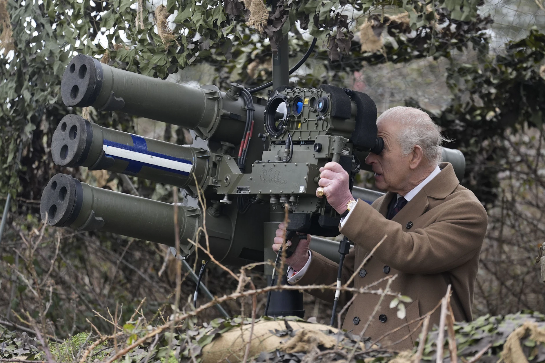 Während König Charles III. Artillerieverbände besucht, plant London einen neuen Rüstungsfonds.