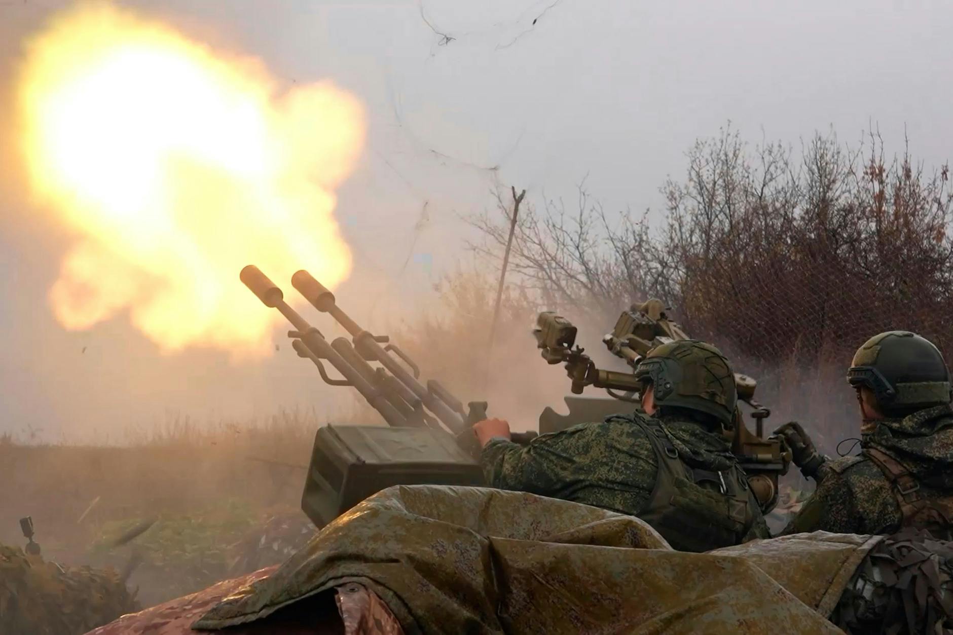 Russische Soldaten feuern auf eine ukrainische Drohne an einem nicht genannten Ort in der Ukraine.