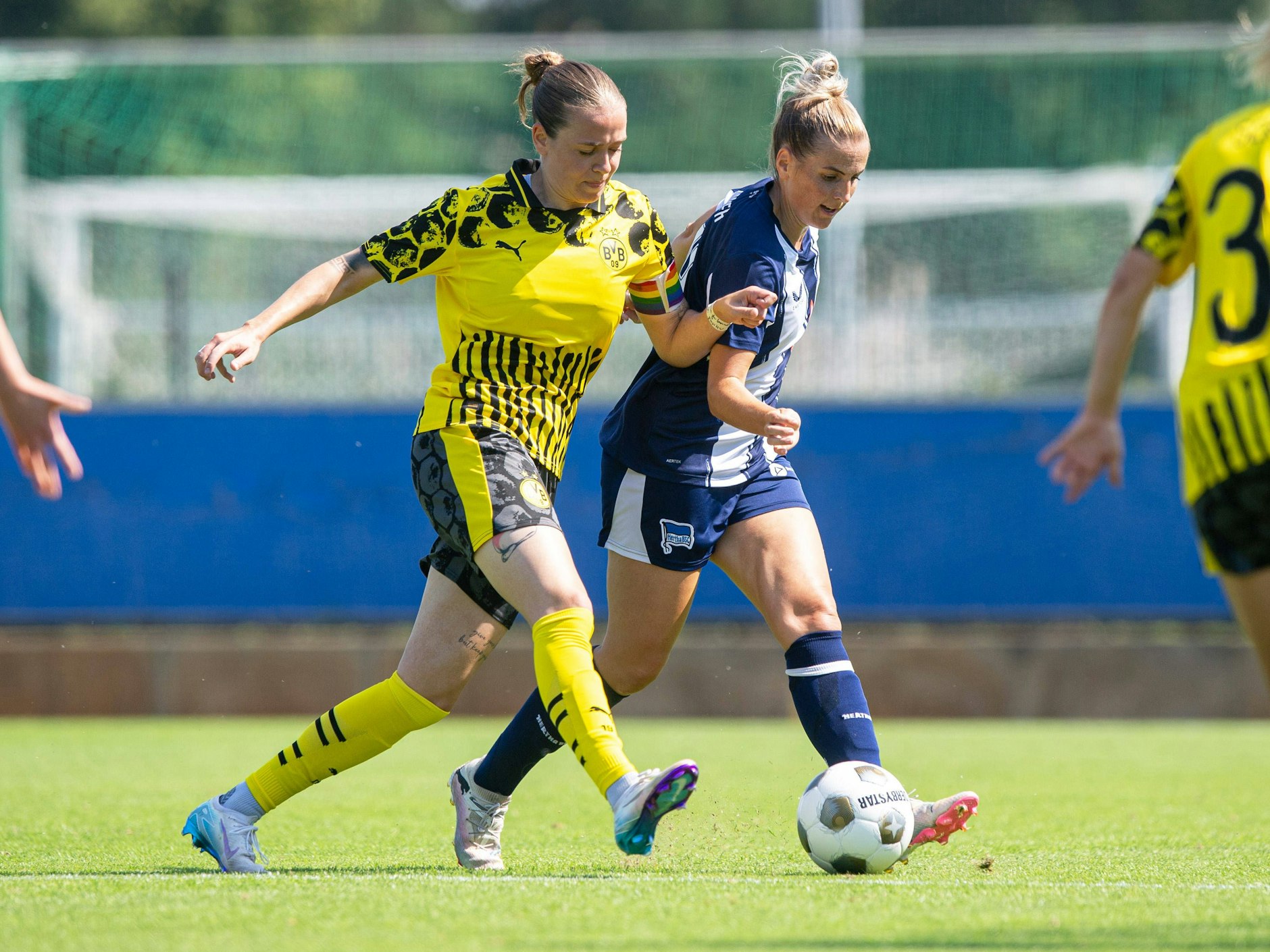 Die Ex-Nationalspielerin Jennifer Cramer (r.) wechselte von Turbine Potsdam zu Hertha. Ihre Erfahrung  zahlt sich jetzt für das junge Team aus.