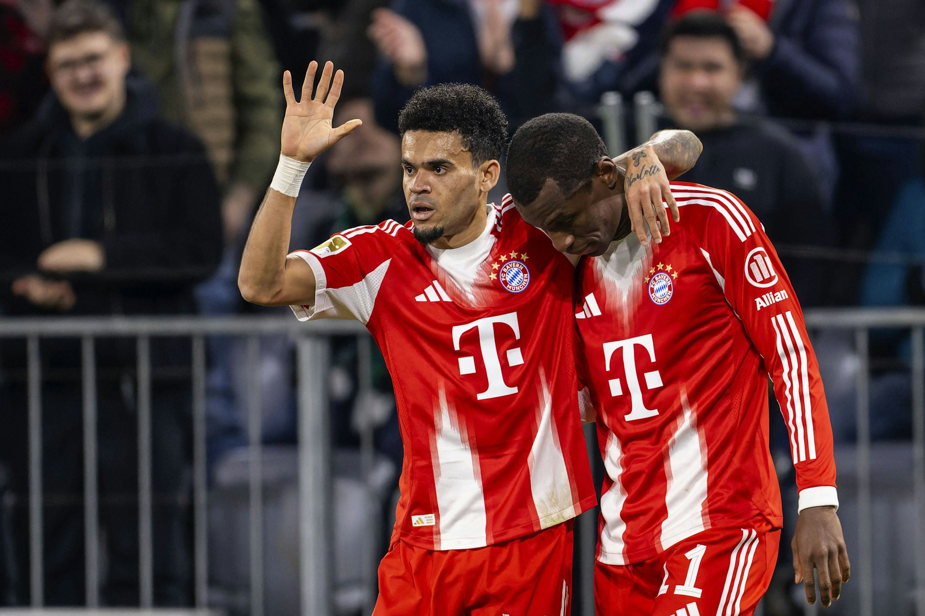 Die Stürmer Luiz Diaz und Nicolas Jackson (r.) fehlen dem FC Bayern München im Spiel gegen den 1. FC Union Berlin.