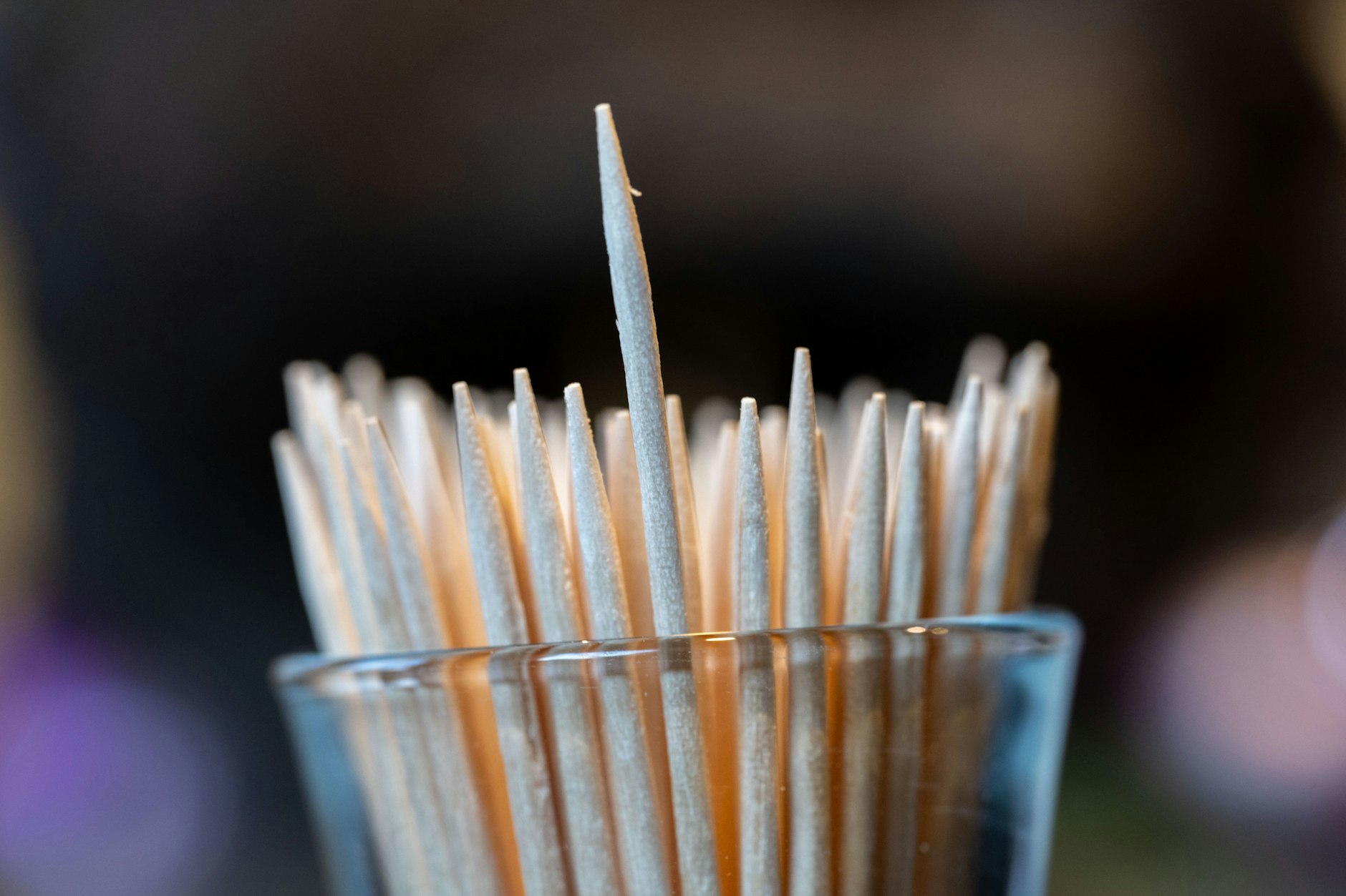 Zahnstocher mit Geschmack sind gerade bei Kindern und Jugendlichen angesagt. Das Bezirksamt Treptow-Köpenick warnt jetzt, eine Münchner Realschule hat Zahnstocher auf dem Schulgelände verboten.