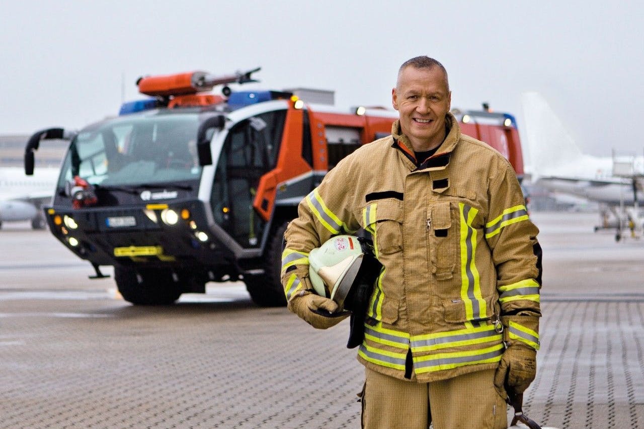 Wichtig für die Sicherheit: ein Feuerwehrmann der BER-Werkfeuerwehr in Schönefeld. Am 18. März wird auch dieser Bereich am Hauptstadt-Flughafen von Verdi bestreikt.