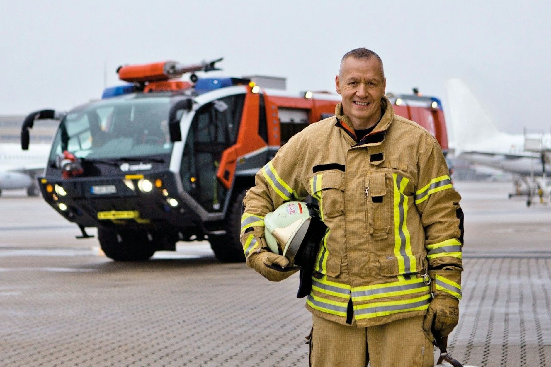 Wichtig für die Sicherheit: ein Feuerwehrmann der BER-Werkfeuerwehr in Schönefeld. Am 18. März wird auch dieser Bereich am Hauptstadt-Flughafen von Verdi bestreikt.