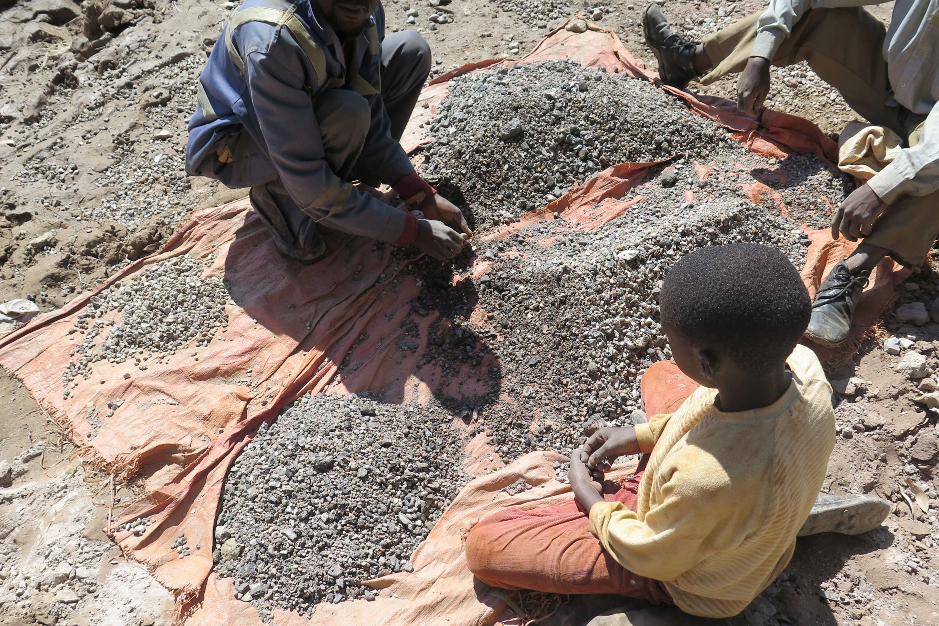 HANDOUT - Kinder arbeiten auf der undatierten Aufnahme von Amnesty International in einer Kobaltmine im Kongo. (zu dpa "Kobalt aus dem Kongo: Deutsche Firmen und die Frage nach der Moral" am 17.07.2020) +++ dpa-Bildfunk +++