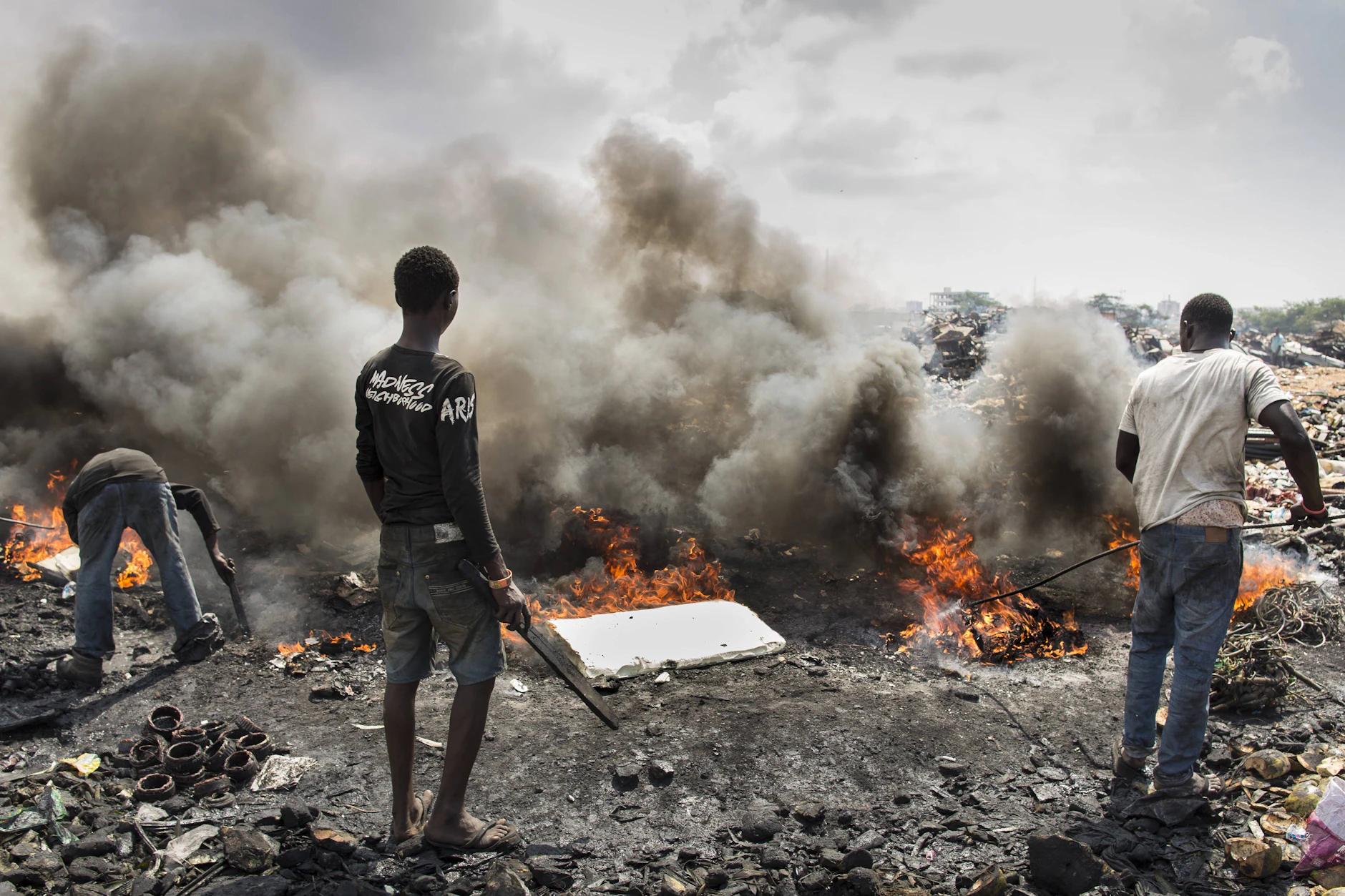 Junge afrikanische Maenner verbrennen Elektroschrott auf der groessten Elektromuelldeponie Afrikas in Agbogbloshie, einem Stadtteil von Ghanas Hauptstadt. Hier verbrennt man ausgediente Altgeraete, um an verwertbares Metall zu kommen, Accra, 09.09.2016. , available, , Accra Ghana PUBLICATIONxINxGERxSUIxAUTxONLY Copyright: xThomasxImox
Boy African Maenner burn Electrical scrap on the greatest AFRICA in Agbogbloshie a Part of the city from Ghana Capital here burns Man Ausgediente Altgeraete to to Verwertbares Metal to come Accra 09 09 2016 available Accra Ghana PUBLICATIONxINxGERxSUIxAUTxONLY Copyright xThomasxImox