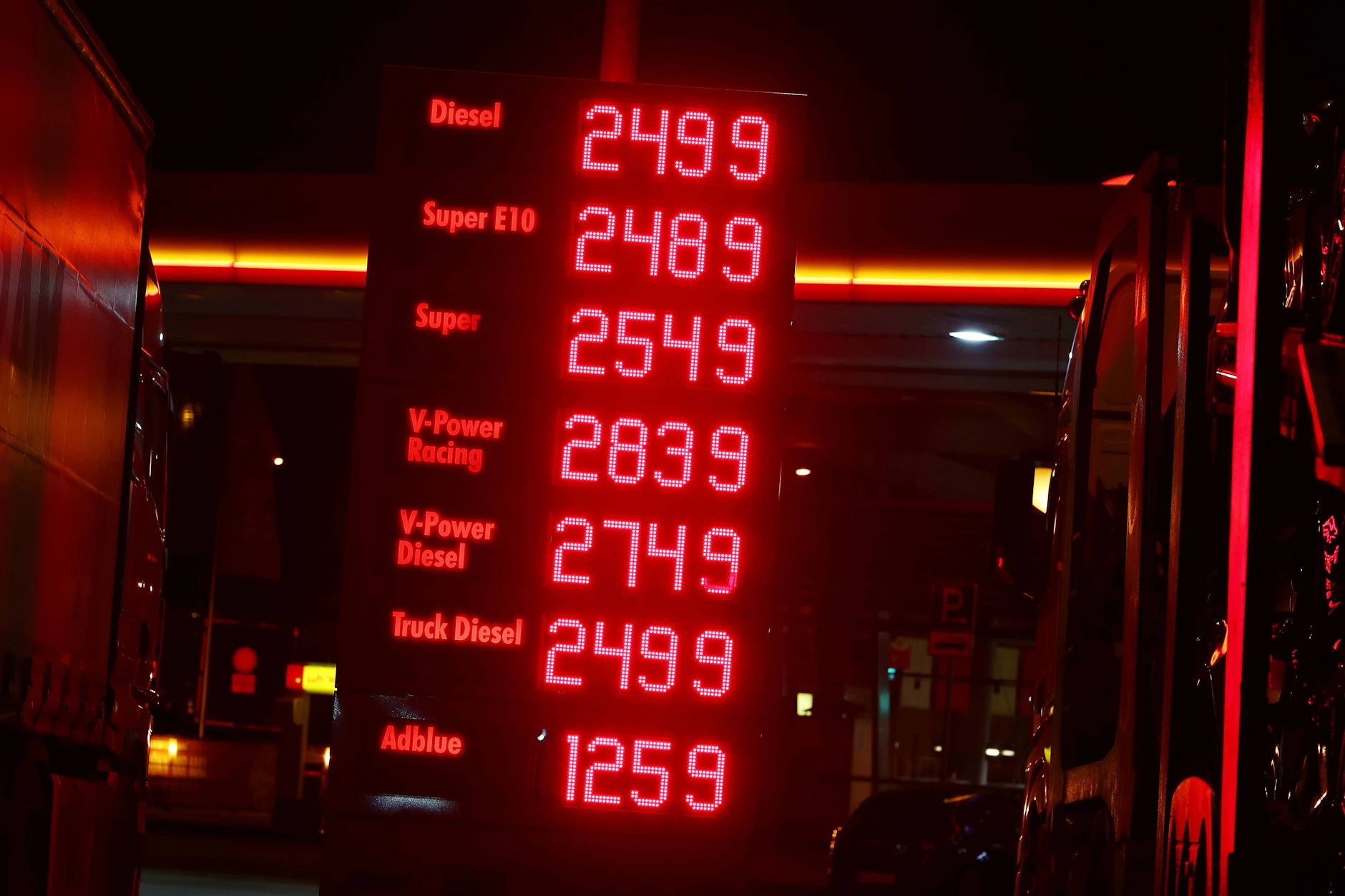 Eine leuchtende Preistafel zeigt in der Nacht die drastisch gestiegenen Kosten für Diesel und Benzin, die Autofahrer aktuell belasten.