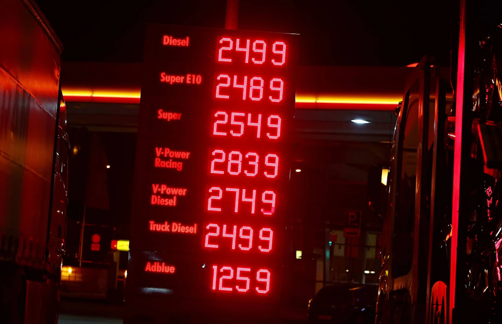 Über zwei Euro für Diesel: Warum Tesla in Grünheide jetzt der Gewinner ist