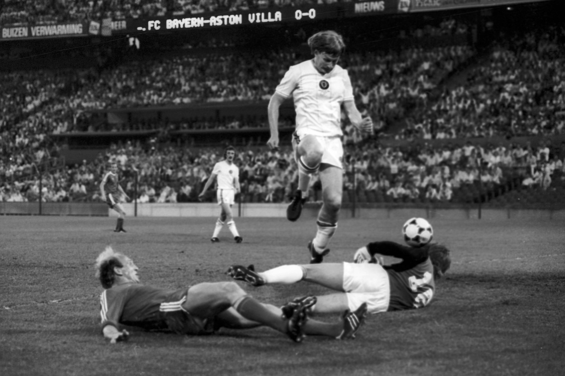 Im Finale des Meistercups am 26. Mai 1982 scheitern die Spieler des FC Bayern reihenweise an Aston Villas Debüt-Keeper Nigel Spink und verlieren am Ende 0:1.