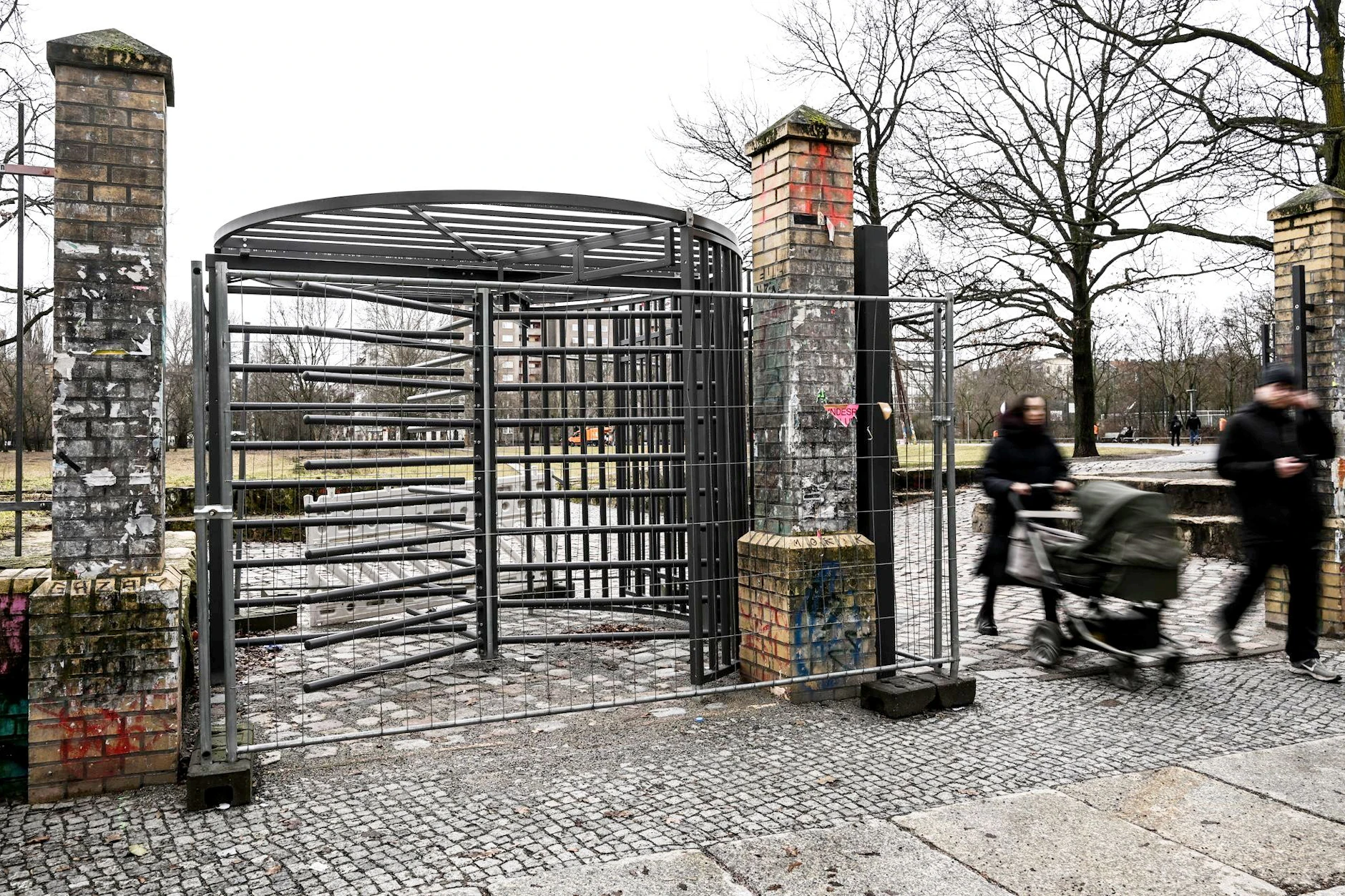 Blick auf einen neuen Eingang am Görlitzer Park: Das Gitter ist Teil des Konzepts zur nächtlichen Schließung des Parks.