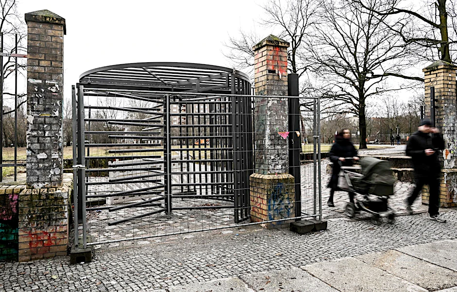 Blick auf einen neuen Eingang am Görlitzer Park: Das Gitter ist Teil des Konzepts zur nächtlichen Schließung des Parks.