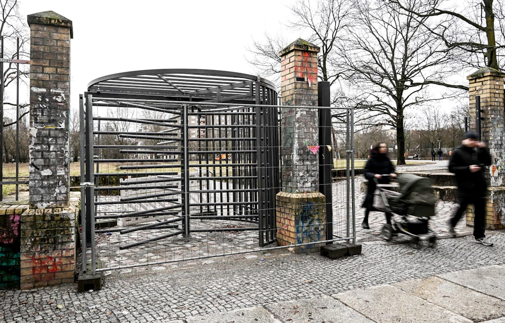 Kreuzberg Görli'nin etrafındaki çitlerin Doğu ve Batı'daki sosyal hayata etkileri neler?