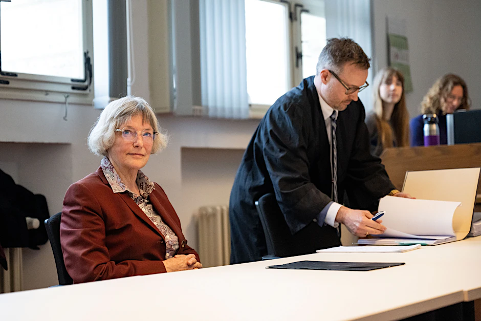 Gerrit Huy (AfD, l), Bundestagsabgeordnete, und ihr Anwalt Carsten Brennecke im Landgericht Berlin II.