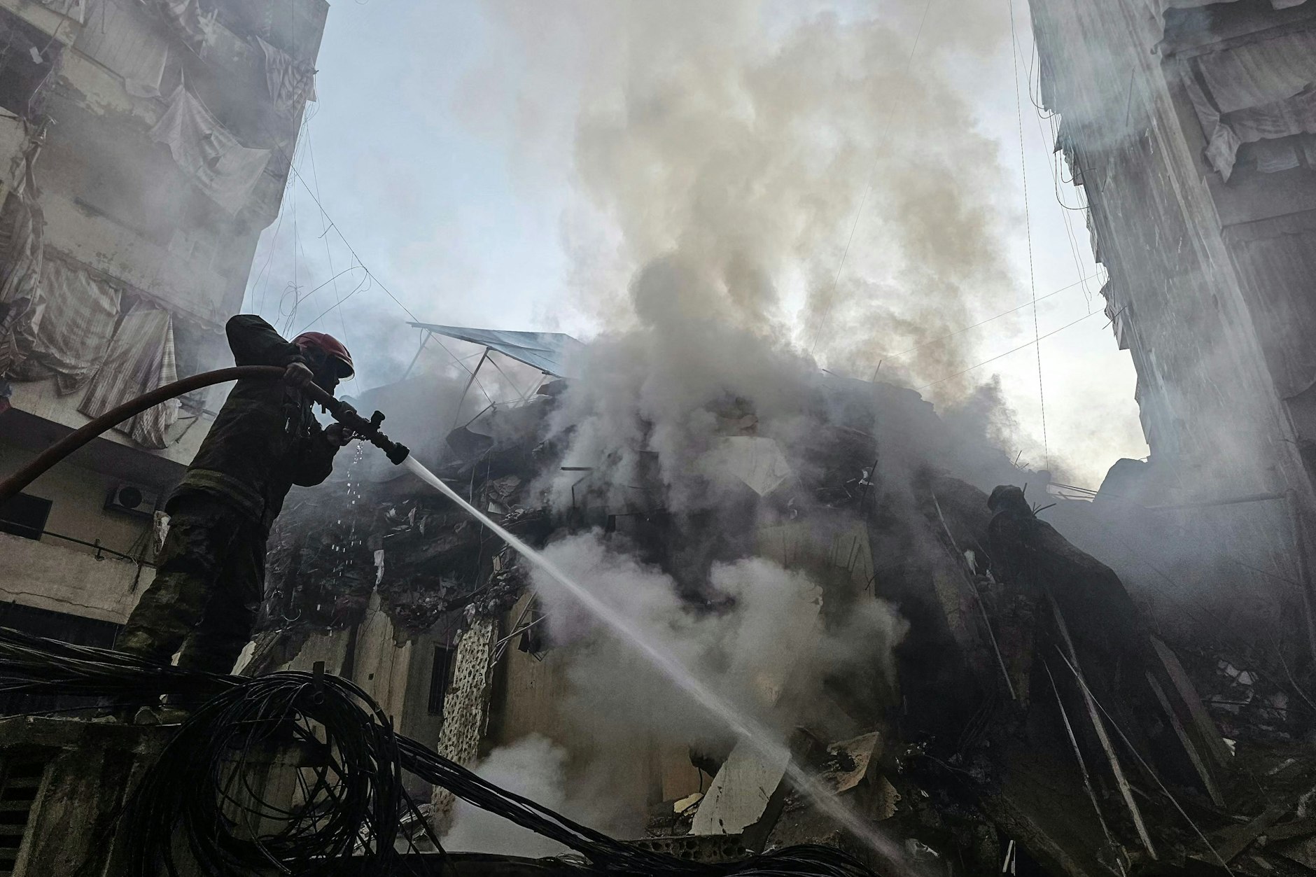 Die Feuerwehr löscht einen Brand nach einem israelischen Luftangriff auf Beiruts südliche Vororte am 17. März 2026.