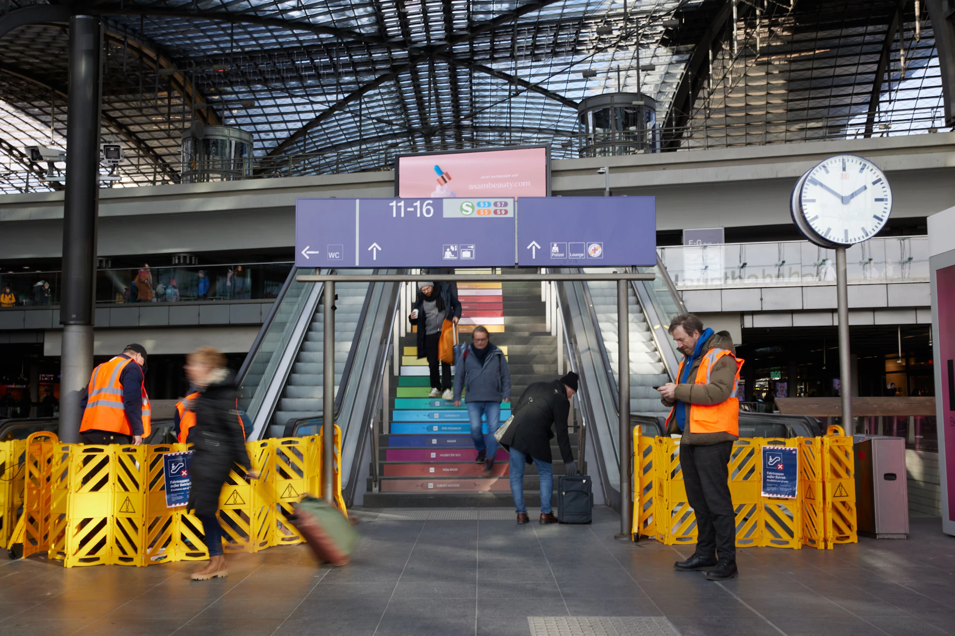 Schock im Februar: Aus Sicherheitsgründen musste die Bahn 42 der 52 Fahrtreppen im Berliner Hauptbahnhof ausschalten. Auch in anderen Stationen standen Anlagen still.