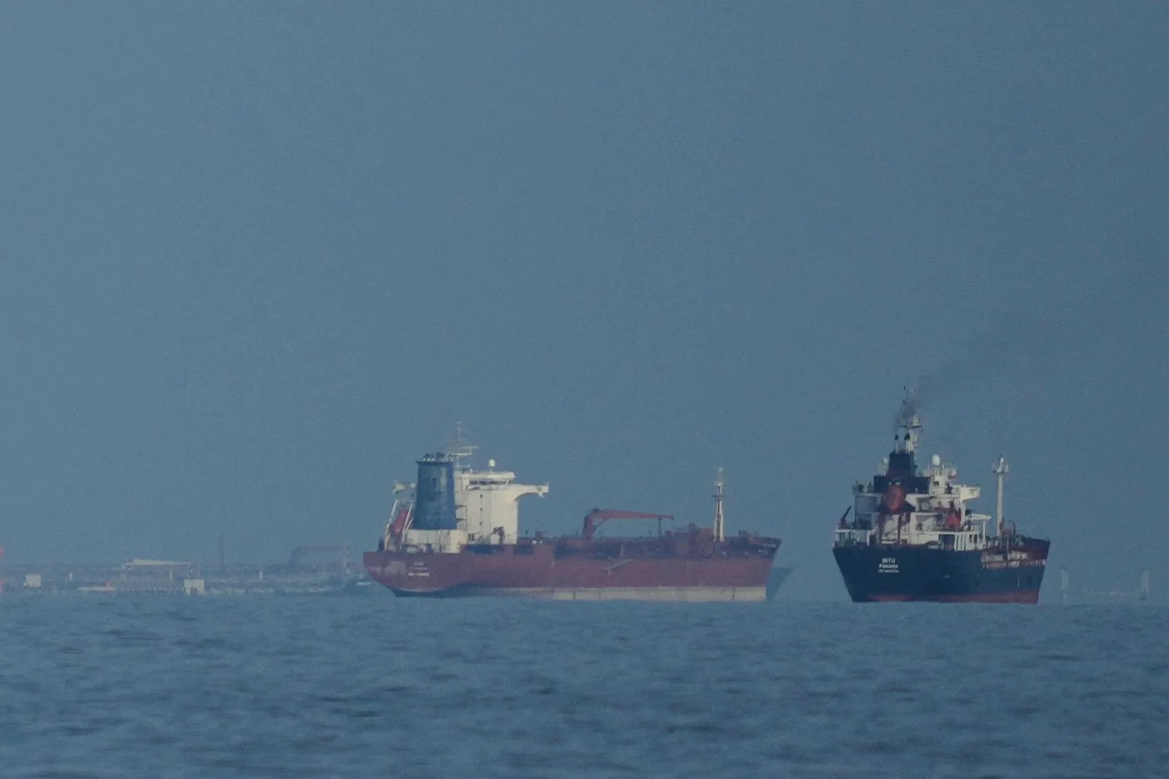 Öltanker und Frachtschiffe in der Straße von Hormus